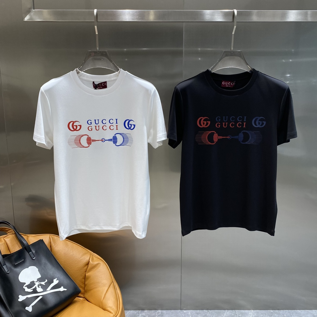 NO:493962,'Gujia' 25 autumn and winter base classic brand letter logo round neck short-sleeved T-shirt base shirt, the brand's classic logo design is simple and easy to match, and the decorative chest is the recognition of this finishing touch, which adds a trendy look while formal and high-end. The classic style will never be outdated for how long it takes to wear it!  !  The fabric is made of 260 grams of Xinjiang long velvet cotton, soft and skin-friendly, with elastic draping, and good anti-pilling effect!  M~XXXL the next day, gucci, T-shirt,tees, t-shirt,alexander wang19860909《古家》 25秋冬打底经典品牌字母logo圆领短袖T恤打底衫,品牌经典logo设计简洁易于搭配,装饰胸前正是这画龙点睛的辨识度令这款T恤正式高档之余增添潮流感,经典款穿多久都不过时的款式！！面料采用260克新疆长绒棉柔软亲肤、悬垂有弹性,抗起球效果好！M～XXXL隔天,,gucci,T-shirt,tees，t-shirt,alexander wang,Men's clothing