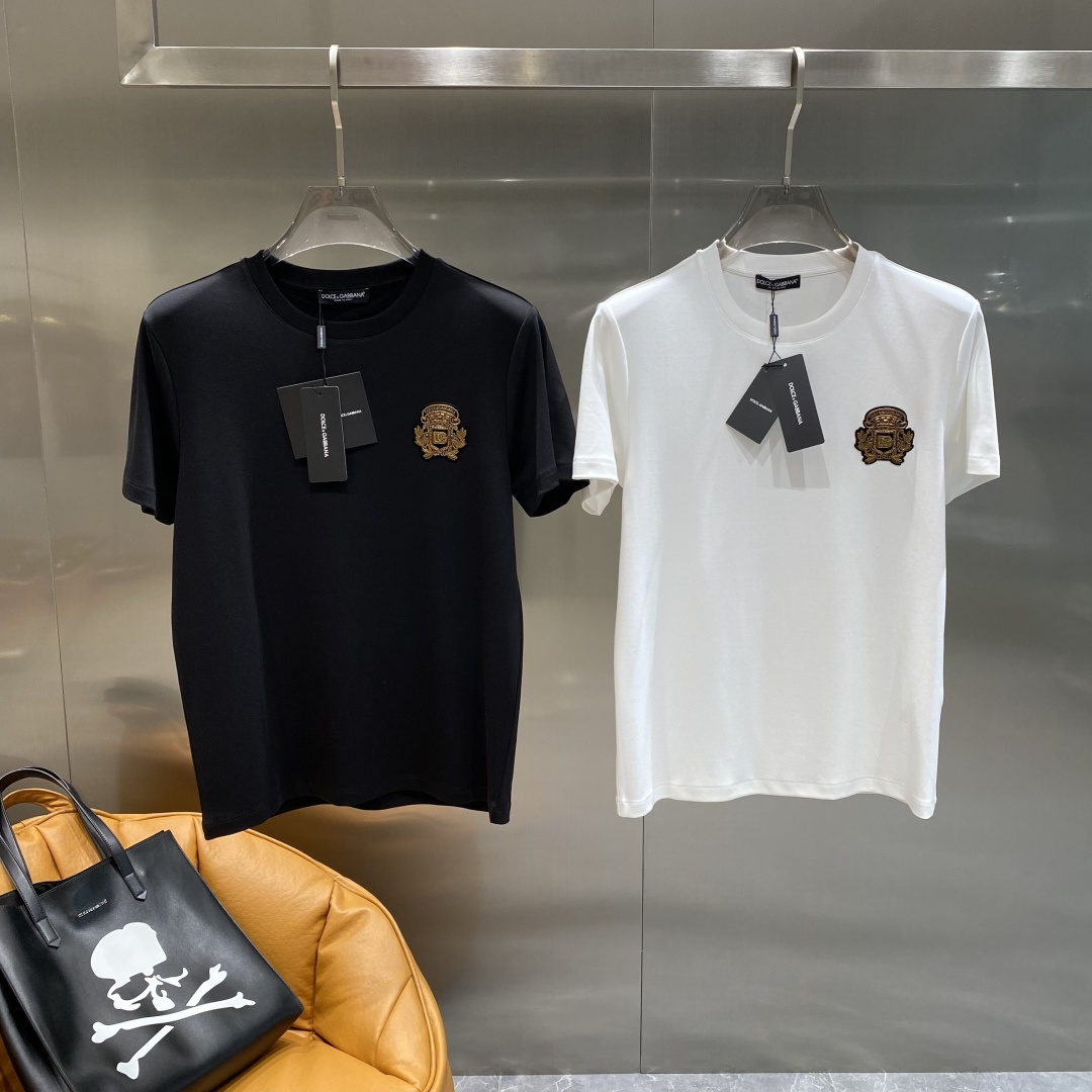 NO:493979,'DG Home' 2025 autumn and winter counter original list New style autumn and winter men's brand logo round collar cotton, chest embellishment of the same color brand letter logo, short sleeves, preferably made of 100 3-strand cotton jersey fabric, the basic style of the wardrobe with good comfort, the outer and inner matching is free to match the size. M-3XL the next day, gucci, T-shirt, alexander wang19860909《DG家》 2025秋冬专柜原单 新款 秋冬男士品牌标识圆领棉 胸前点缀同色系品牌字母标识 短袖 优选特定100支3股棉质平纹针织面料制成 上身舒适度佳衣橱的基础款臻品外穿内搭随意搭配尺码.M-3XL隔天,,gucci,T-shirt,alexander wang,Men's clothing