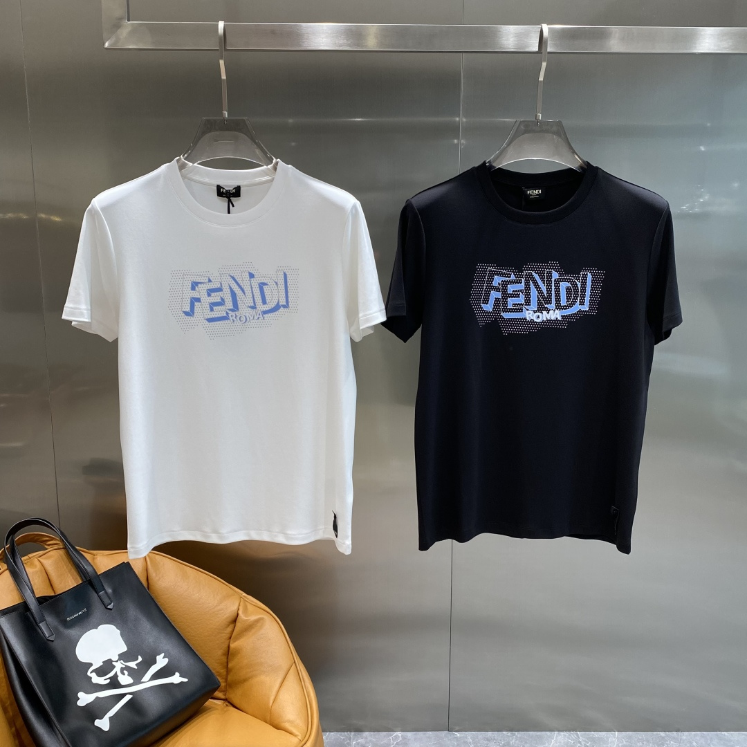 NO:494014,'Fenjia' 2025 autumn and winter counter original list New style autumn and winter men's brand logo round collar cotton, chest embellishment of the same color brand letter logo, short sleeves, preferably made of 100 3-strand cotton jersey fabric, the basic style of the wardrobe with good comfort, the outer and inner matching is free to match the size. M-3XL the next day, fendi, T-shirt, alexander wang19860909《芬家》 2025秋冬专柜原单 新款 秋冬男士品牌标识圆领棉 胸前点缀同色系品牌字母标识 短袖 优选特定100支3股棉质平纹针织面料制成 上身舒适度佳衣橱的基础款臻品外穿内搭随意搭配尺码.M-3XL隔天,,fendi,T-shirt,alexander wang,Men's clothing