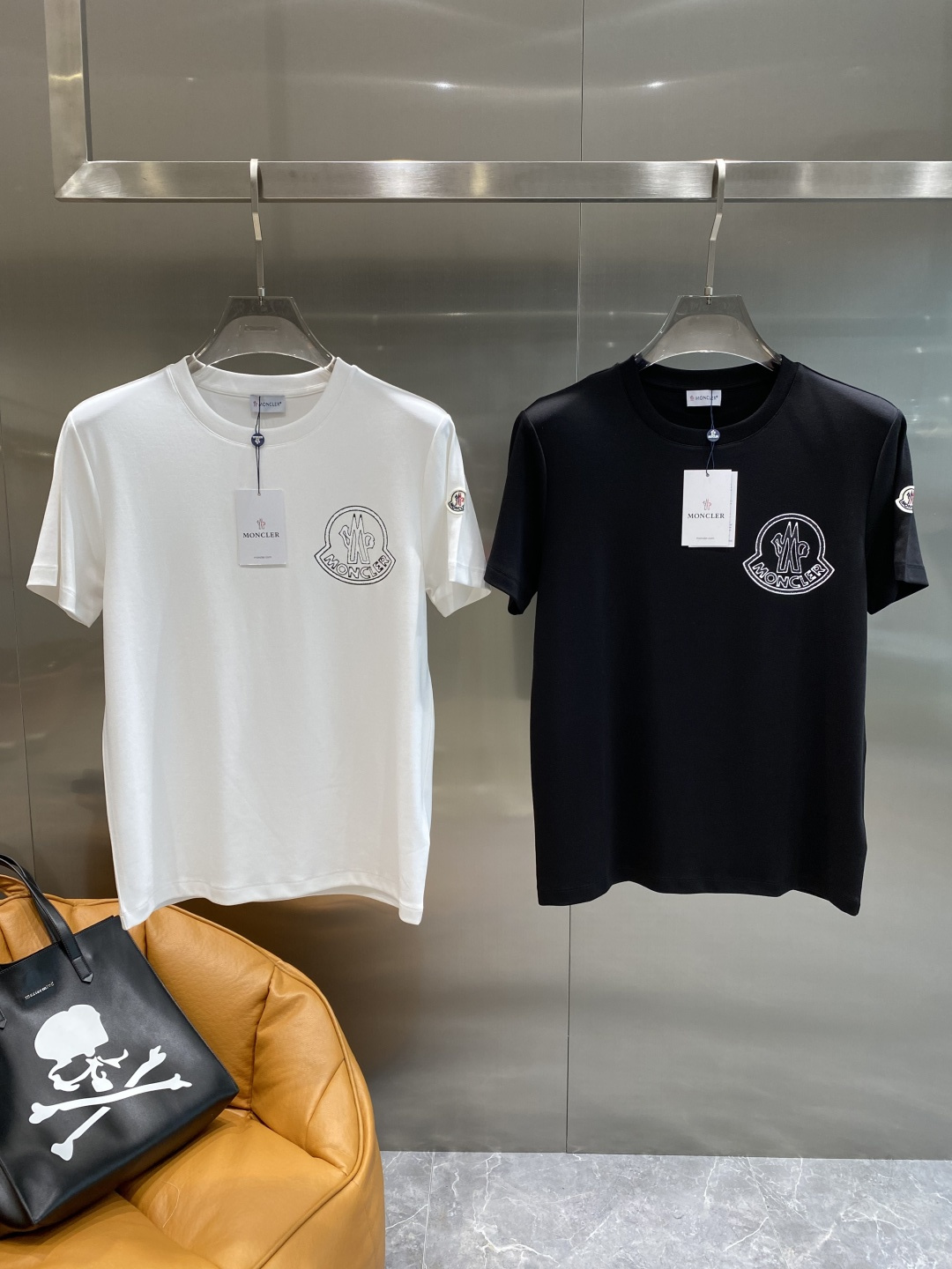 NO:493987,'Mengjia' 25 autumn and winter base classic brand letter logo round neck short-sleeved T-shirt base shirt, the brand's classic logo design is simple and easy to match, and the decorative chest is the recognition of this finishing touch, which adds a trendy look while formal and high-end. The classic style will never be outdated for how long it takes to wear it!  !  The fabric is made of 260 grams of Xinjiang long velvet cotton, soft and skin-friendly, with elastic draping, and good anti-pilling effect!  M~XXXL the next day, T-shirt,tees,t-shirt,alexander wang19860909《蒙家》 25秋冬打底经典品牌字母logo圆领短袖T恤打底衫,品牌经典logo设计简洁易于搭配,装饰胸前正是这画龙点睛的辨识度令这款T恤正式高档之余增添潮流感,经典款穿多久都不过时的款式！！面料采用260克新疆长绒棉柔软亲肤、悬垂有弹性,抗起球效果好！M～XXXL隔天,,T-shirt,tees，t-shirt,alexander wang,Men's clothing