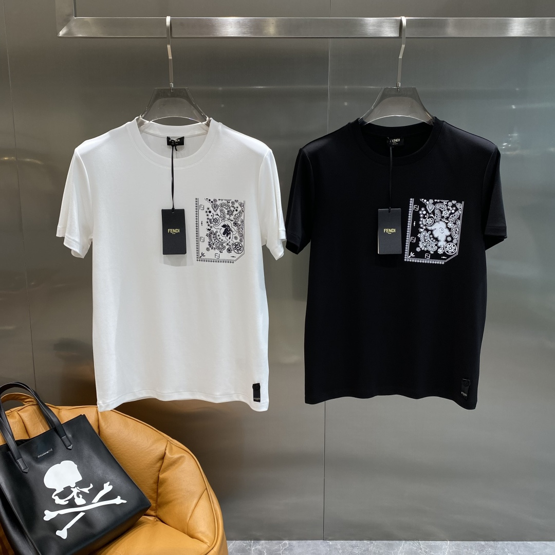 NO:493995,'Fenjia' 25 autumn and winter base classic brand letter logo round neck short-sleeved T-shirt base shirt, the brand's classic logo design is simple and easy to match, and the decorative chest is the recognition of this finishing touch, which adds a trendy look. The classic style will never be outdated for how long it takes to wear it!  !  The fabric is made of 260 grams of Xinjiang long velvet cotton, soft and skin-friendly, with elastic draping, and good anti-pilling effect!  M~XXXL the next day, fendi, T-shirt,tees, t-shirt,alexander wang19860909《芬家》 25秋冬打底经典品牌字母logo圆领短袖T恤打底衫,品牌经典logo设计简洁易于搭配,装饰胸前正是这画龙点睛的辨识度令这款T恤正式高档之余增添潮流感,经典款穿多久都不过时的款式！！面料采用260克新疆长绒棉柔软亲肤、悬垂有弹性,抗起球效果好！M～XXXL隔天,,fendi,T-shirt,tees，t-shirt,alexander wang,Men's clothing