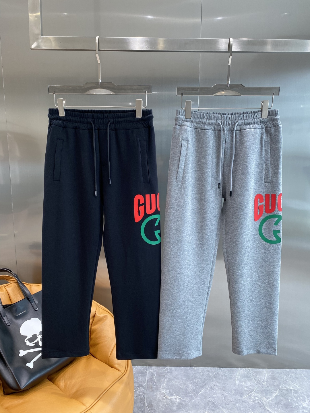 NO:493984,'Gujia' new style is coming. 2025 new casual pants imported high-density custom fabric, comfortable, soft and skin-friendly, straight and not easy to wrinkle, simple and clear, super versatile, super fashionable and versatile, straight and stylish, a must-have for the wardrobe!  Suitable for any occasion, size M-3XL next day, gucci, alexander wang19860909《古家》 新款来袭 2025新款休闲裤进口高密度定制面料,舒适柔软亲肤,笔挺不易起皱,简单明了,超级百搭上身效果超级棒时尚百搭,笔挺有型,衣橱必备！适合任何场合穿着,码数M-3XL隔天,,gucci,alexander wang,Men's clothing