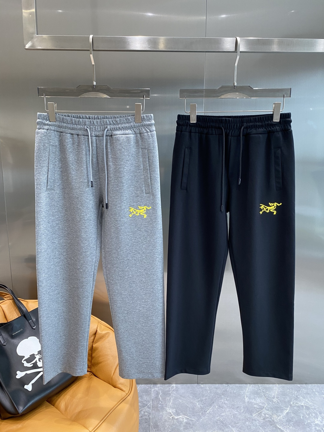 NO:493992,'Bird Family' is coming. The new 2025 new casual pants imported high-density custom fabric, comfortable, soft and skin-friendly, straight and not easy to wrinkle, simple and clear, super versatile, super fashionable and versatile, straight and stylish, a must-have for the wardrobe!  Suitable for any occasion, size M-3XL next day, jil sander, alexander wang19860909《鸟家》 新款来袭 2025新款休闲裤进口高密度定制面料,舒适柔软亲肤,笔挺不易起皱,简单明了,超级百搭上身效果超级棒时尚百搭,笔挺有型,衣橱必备！适合任何场合穿着,码数M-3XL隔天,,jil sander,alexander wang,Men's clothing