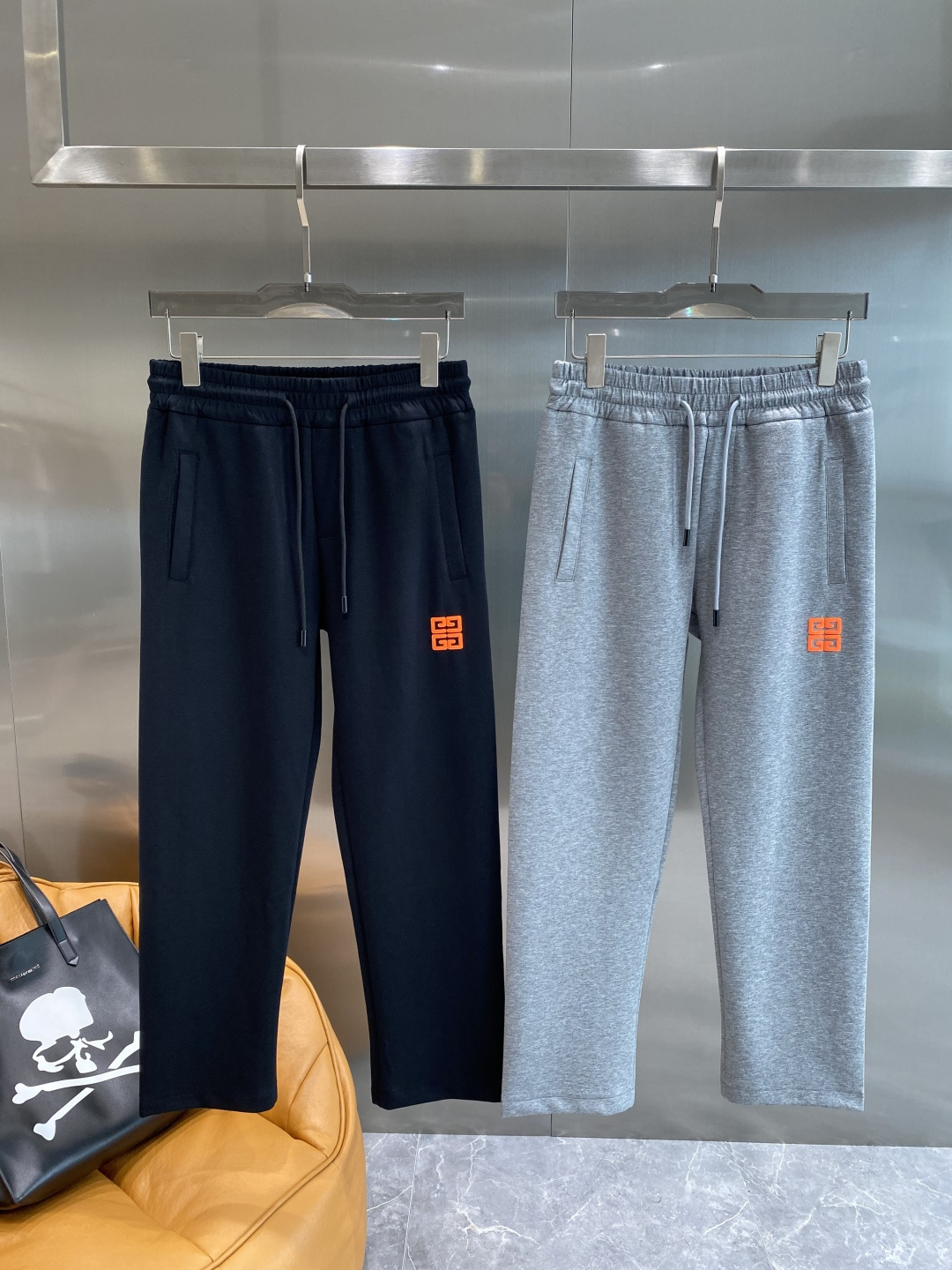 NO:494000,'Ji Family' 25s new men's drawstring casual sweatpants, a new customization, with meticulous details, creating the evergreen tree's evergreen without getting greasy and comfortable and versatile. As one of the fashionable items that men can wear at any time and anywhere, the simple design of casual pants is combined with high-end fabrics, fine embellishments, and three-dimensional tailoring, so that you can avoid being too mature and steady, but more self-indulgent and personality. The imported long velvet cotton fabric is customized, and the sag behind the upper body is also very good. The three-dimensional tailoring is straight and the upper body is produced by the original manufacturer, and the perfect quality is shipped!  M-3XL the next day, alexander wang19860909《纪家》 25s新品男士抽绳休闲卫裤,全新发布新款定制,细节一丝不苟,打造出了常青树的百看不腻以及舒适百搭.休闲运动裤作为随时随地男人都能穿搭的时尚单品之一,休闲裤简洁的设计配合高档面料,细节点缀,立体剪裁,让你避免太过于成熟稳重,而是多了几分自我和个性.进口长绒精棉面料定制打造,上身后垂度也非常好,立体剪裁上身挺拔,原厂原单出品,完美品相出货！M-3XL隔天,,alexander wang,Men's clothing