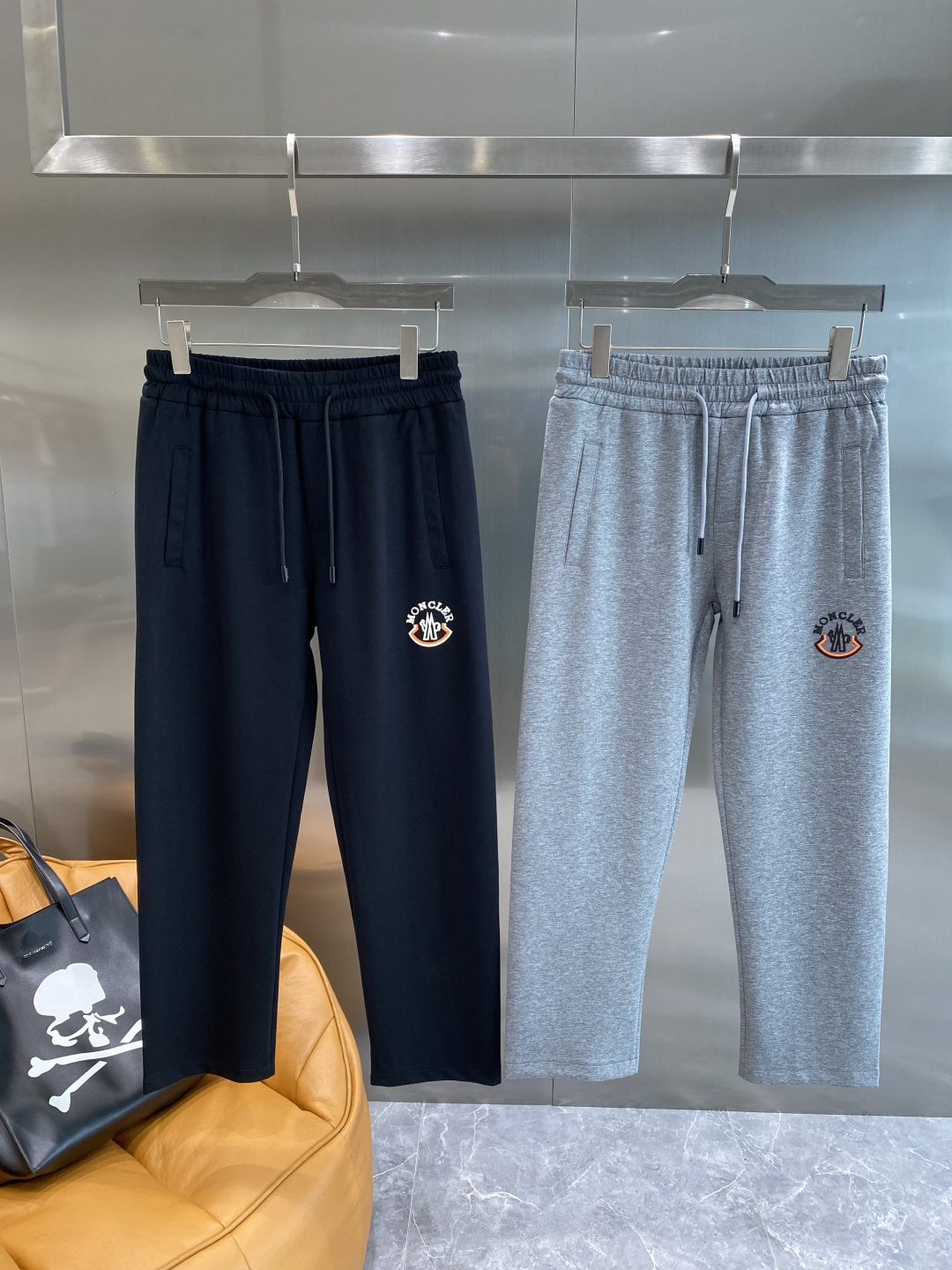 NO:494008,'Mengjia' 25s new men's drawstring casual sweatpants, a new customization, with meticulous details, creating the evergreen tree's evergreen without getting greasy and comfortable and versatile. As one of the fashionable items that men can wear at any time and anywhere, the simple design of casual pants is combined with high-end fabrics, fine embellishments, and three-dimensional tailoring, so that you can avoid being too mature and stable, but more self-indulgent and personality. The imported long velvet cotton fabric is customized, and the sag behind the upper body is also very good. The three-dimensional tailoring is straight and the upper body is produced by the original manufacturer, and the perfect quality is shipped!  M-3XL the next day, alexander wang19860909《蒙家》 25s新品男士抽绳休闲卫裤,全新发布新款定制,细节一丝不苟,打造出了常青树的百看不腻以及舒适百搭.休闲运动裤作为随时随地男人都能穿搭的时尚单品之一,休闲裤简洁的设计配合高档面料,细节点缀,立体剪裁,让你避免太过于成熟稳重,而是多了几分自我和个性.进口长绒精棉面料定制打造,上身后垂度也非常好,立体剪裁上身挺拔,原厂原单出品,完美品相出货！M-3XL隔天,,alexander wang,Men's clothing