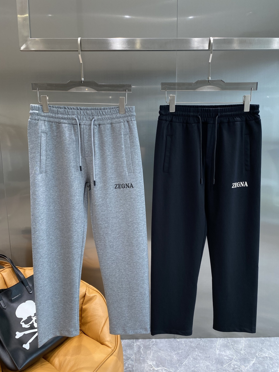 NO:493976,'Jennie's' new style is coming. The new 2025 casual pants imported high-density custom fabric, comfortable, soft and skin-friendly, straight and not easy to wrinkle, simple and clear, super versatile, super fashionable and versatile, straight and stylish, a must-have for the wardrobe!  Suitable for any occasion, yardage M-3XL next day, zegna, alexander wang19860909《杰尼家》 新款来袭 2025新款休闲裤进口高密度定制面料,舒适柔软亲肤,笔挺不易起皱,简单明了,超级百搭上身效果超级棒时尚百搭,笔挺有型,衣橱必备！适合任何场合穿着,码数M-3XL隔天,,zegna,alexander wang,Men's clothing