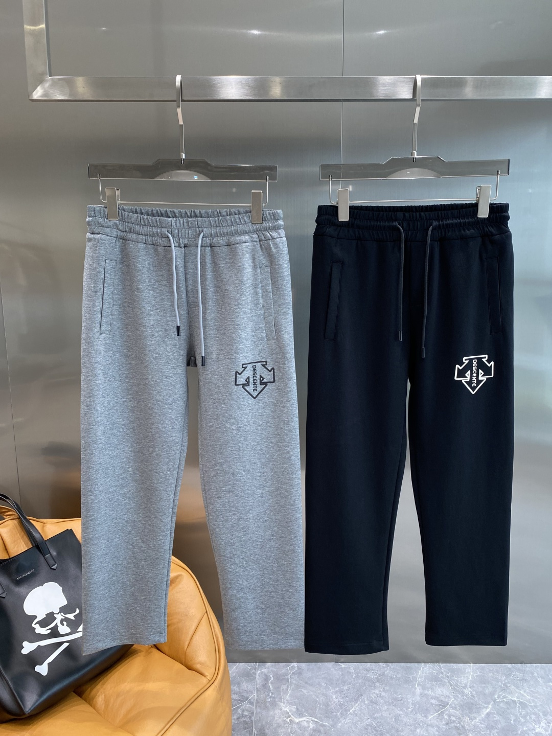 NO:493968,'Disan Family' new casual pants, using imported high-quality suit fabrics, super comfortable and breathable!  Scattered mouth design, logo embellishment, and the upper body effect is full of fashion!  Code number M-3XL the next day, business suit, alexander wang19860909《迪桑家》 新款休闲裤,采用进口优质西装面料,超级舒适透气！散口设计,标识点缀,版型上身效果洋气十足！码数M-3XL隔天,,business suit,alexander wang,Men's clothing