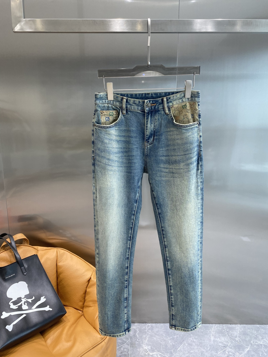 NO:500522,'Gujia' 2025 new model is available in stock, original single hot jeans super custom style, original hardware, super heavy industry technology, excellent version, impeccable details!  The style is not picky, it is very high-end, and the good products are not waiting for everyone. Take a look at it and start quickly. Size 29-36 the next day, gucci, jeans, alexander wang19860909《古家》 2025新款现货上市,原单爆款牛仔裤 超级定制款,原版五金,超级重工工艺,版型超赞细节做工无可挑剔！款式不挑人,特别高档,好货不等人,看中赶紧下手,尺码29-36隔天,,gucci,jeans,alexander wang,Men's clothing