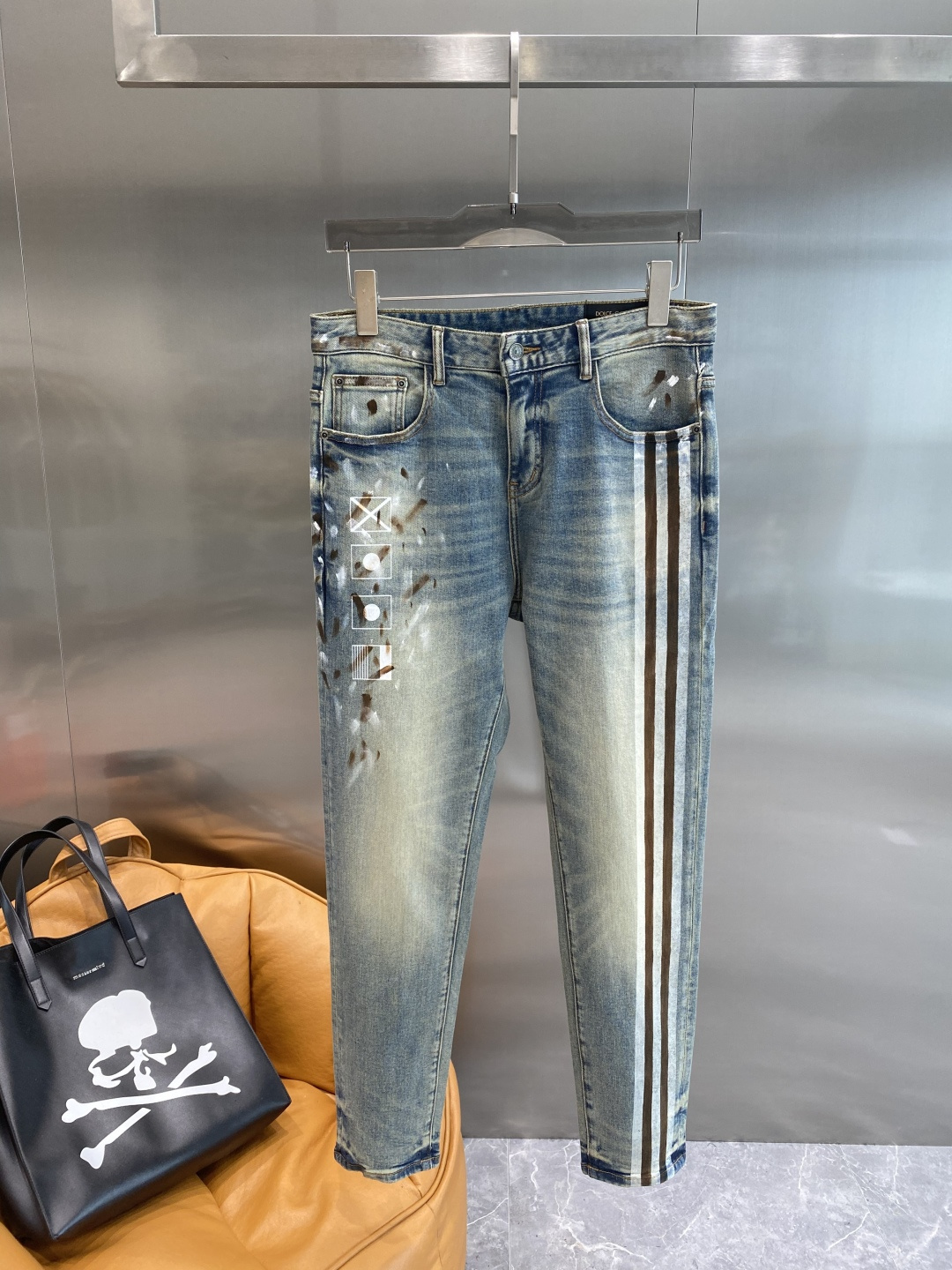 NO:500501,'DG Home' 25 new model!  Fashionable men's versatile thin denim trousers with high-end wash-defying denim fabric!  Luxurious classic custom logo pairing!  The upper body is versatile and comfortable. There is no confusion or trouble of color conflict. Such a rich high-end jeans are absolutely fashionable, casual and versatile!  A must-have for trendy men!  Counter size 29-36 the next day, gucci, jeans, alexander wang19860909《DG家》 25新款！时尚男士百搭薄款牛仔长裤 采用高档洗水牛仔面料！奢华经典定制LOGO搭配！上身百搭舒适 没有颜色冲突的困惑或困扰,这么一款丰富内练高端牛仔裤,绝对时尚休闲百搭款！潮男必备！专柜尺码29-36隔天,,gucci,jeans,alexander wang,Men's clothing