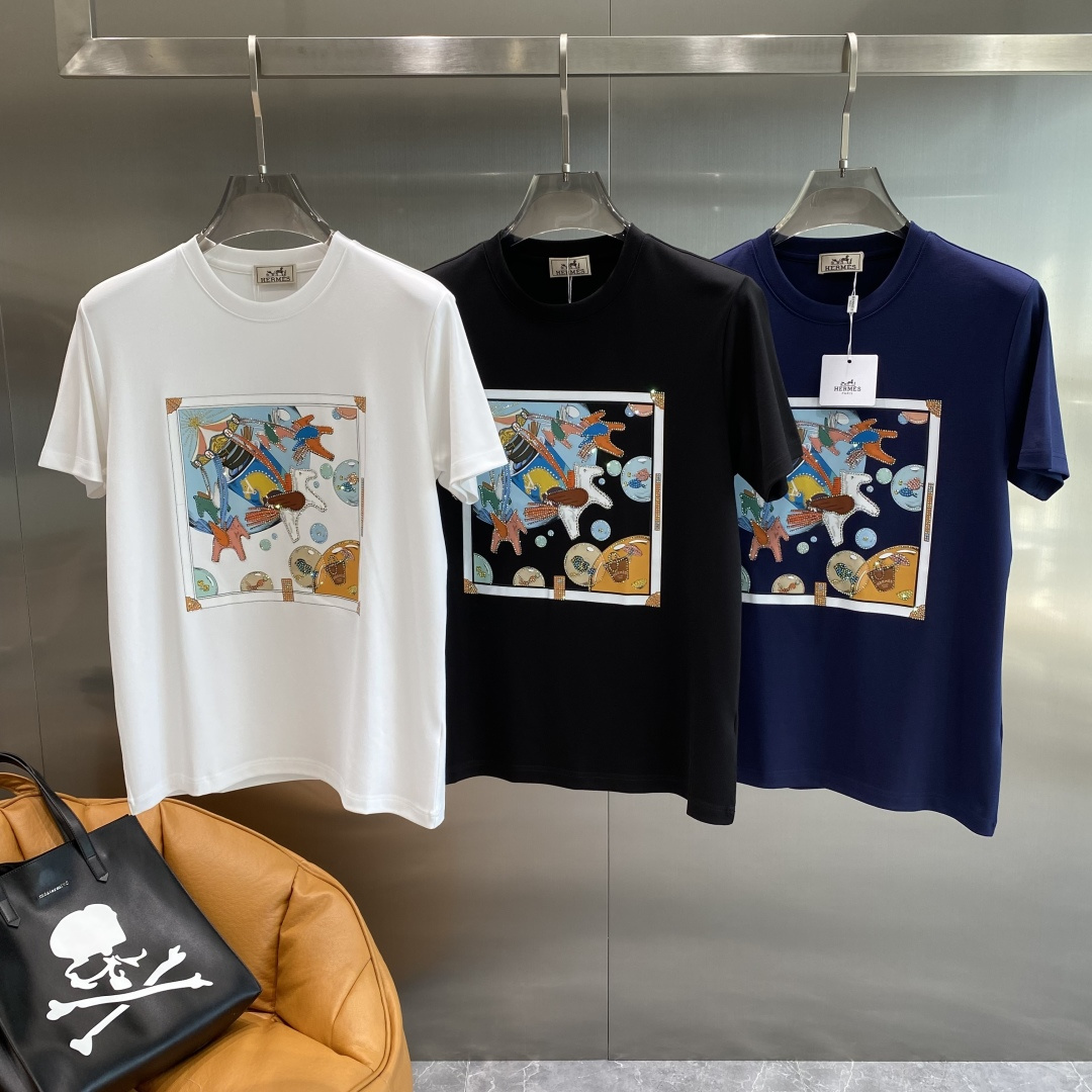 NO:500511,'Love Horse Family' 2025 Autumn and Winter Short Sleeve Top imported private goods, high-end letter short sleeves, fashionable and luxurious. The quality is unquestionable. The upper body effect is excellent, the same style on the luxury official website. Style counter size M-xxxL the next day, hermes, T-shirt, alexander wang19860909《爱马家》 2025秋冬短袖 顶级进口私货,高端字母短袖,时尚不失奢华 品质毋庸置疑 上身效果超赞,奢华官网同款 款式专柜尺码M-xxxL隔天,,hermes,T-shirt,alexander wang,Men's clothing