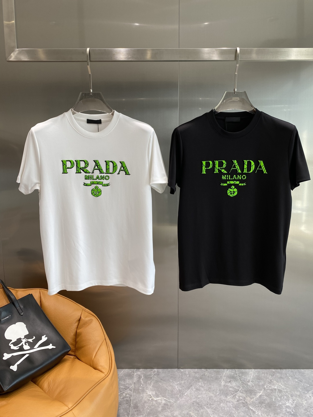 NO:500508,'Pujia' 2025 autumn and winter short sleeves Top imported private goods, high-end letter short sleeves, fashionable and luxurious. The quality is unquestionable. The upper body effect is excellent, the same style on the luxury official website. Style counter size M-xxxL the next day, prada, T-shirt, alexander wang19860909《普家》 2025秋冬短袖 顶级进口私货,高端字母短袖,时尚不失奢华 品质毋庸置疑 上身效果超赞,奢华官网同款 款式专柜尺码M-xxxL隔天,,prada,T-shirt,alexander wang,Men's clothing