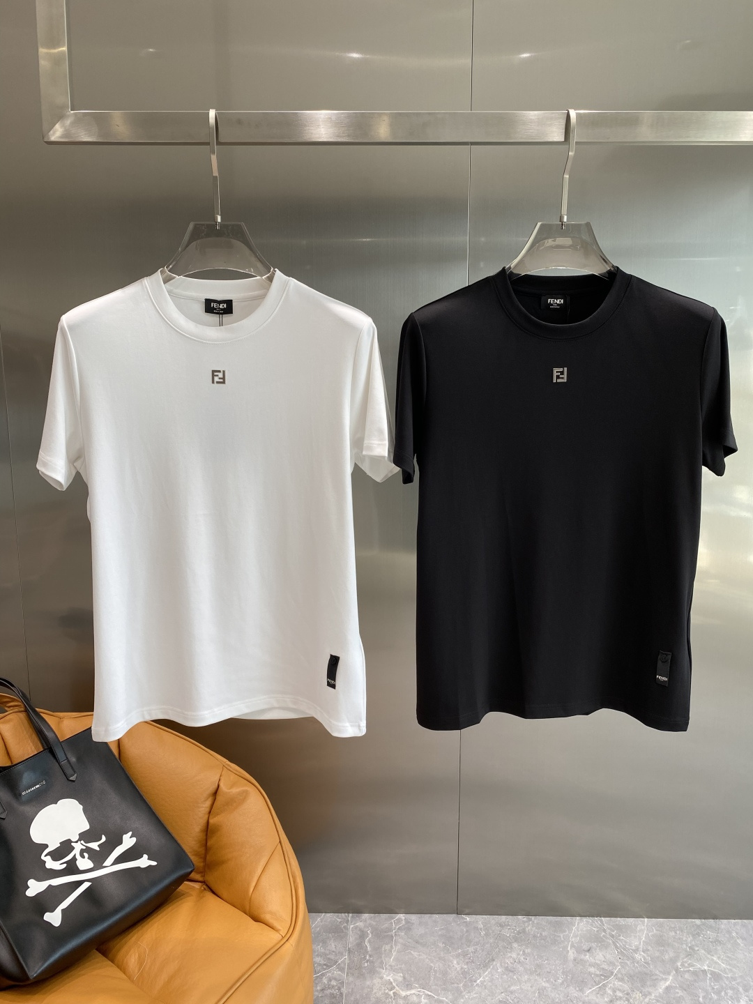 NO:500505,'Fenjia' 2025 autumn and winter new styles of the first counter, the latest short-sleeved round-neck T-shirt, high-end customization, avant-garde and fashionable design!  Brand logo emphasizes craftsmanship design, high-end customization, soft feel, comfortable to wear, exquisite counter-level car lines, fine workmanship, and invincible and handsome upper body effect!  A must-have item for handsome men!  M-3XL the next day, fendi, T-shirt, tees, t-shirt, alexander wang19860909《芬家》 2025秋冬新款首发专柜最新款短袖圆领T恤 高端订制 设计前卫时尚！品牌logo重工艺设计 高端定制.手感柔软.穿着舒适.专柜级别精致车线.做工精细.上身效果无敌帅气！型男必备单品！ M-3XL隔天,,fendi,T-shirt,tees，t-shirt,alexander wang,Men's clothing