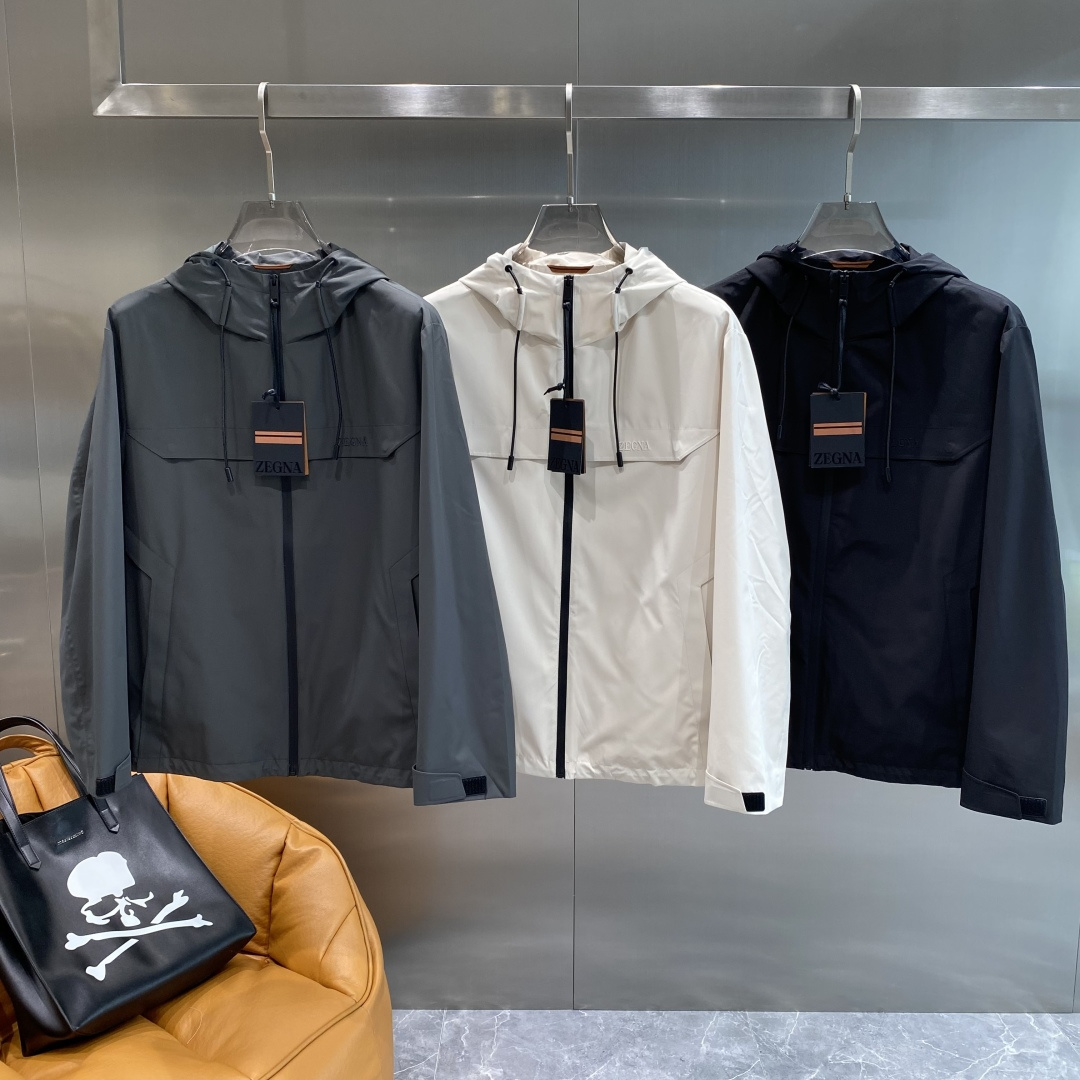 NO:502188,'Jennie's Home' 2025ss early autumn new style released the Jennie hooded jacket, a popular autumn jacket, and the letter logo embroidered style is comfortable, comfortable and slim. It is lazy and casual, combined with clean and simple colors, it is particularly pleasing to look at and is suitable for daily wear~ I love to launch sports items embroidered with vitality prints!  Size M-3XL the next day, zegna, jackets & coats, jackets & coats,hats,alexander wang19860909《杰尼家》 2025ss早秋新款发布杰尼亚连帽夹克外套,秋季爆款夹克,字母logo刺绣款穿上就是舒适自在又显瘦的存在,慵懒而随性,结合干净简单的色系就特别耐看,适合日常穿着~倾情推出缀饰活力印花的运动单品！尺码M-3XL 隔天,,zegna,jackets & coats,jackets & coats,hats,alexander wang,Men's clothing