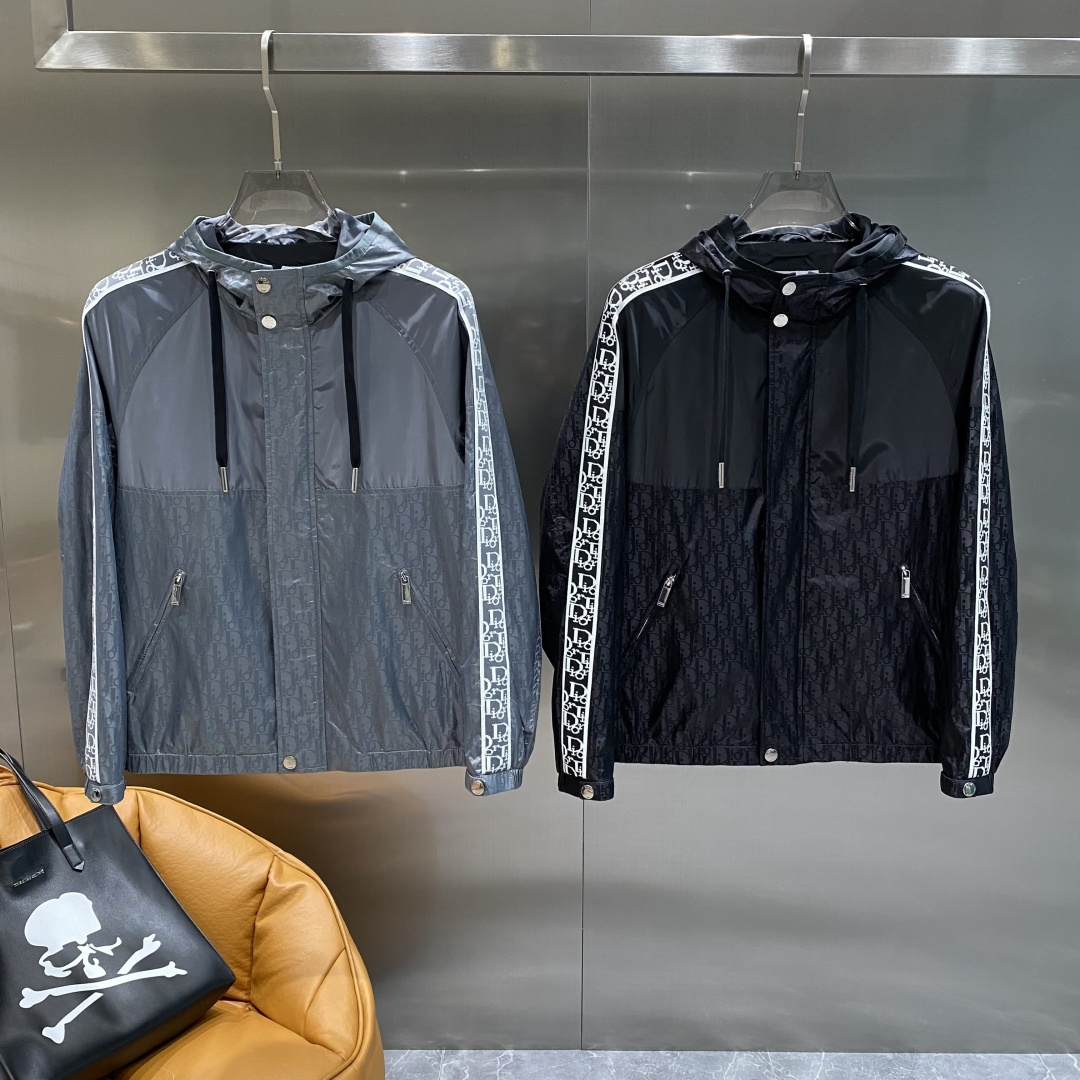 NO:500531,'Dijia' 2025ss early autumn new style is released. Dior hooded jacket jacket, letter logo jacquard jacket, it is comfortable and comfortable to wear, lazy and casual, combined with clean and simple colors, it is particularly pleasing to look at, suitable for daily wear~ I love to launch sports items embellished with vitality prints!  Size M-3XL the next day,,dior,dior,jackets & coats,jackets & coats,hats,alexander wang19860909《迪家》 2025ss早秋新款发布 迪奥连帽夹克外套,字母logo提花款夹克外套,穿上就是舒适自在又显瘦的存在,慵懒而随性,结合干净简单的色系就特别耐看,适合日常穿着~倾情推出缀饰活力印花的运动单品！尺码M-3XL 隔天,,dior,dior,jackets & coats,jackets & coats,hats,alexander wang,Men's clothing