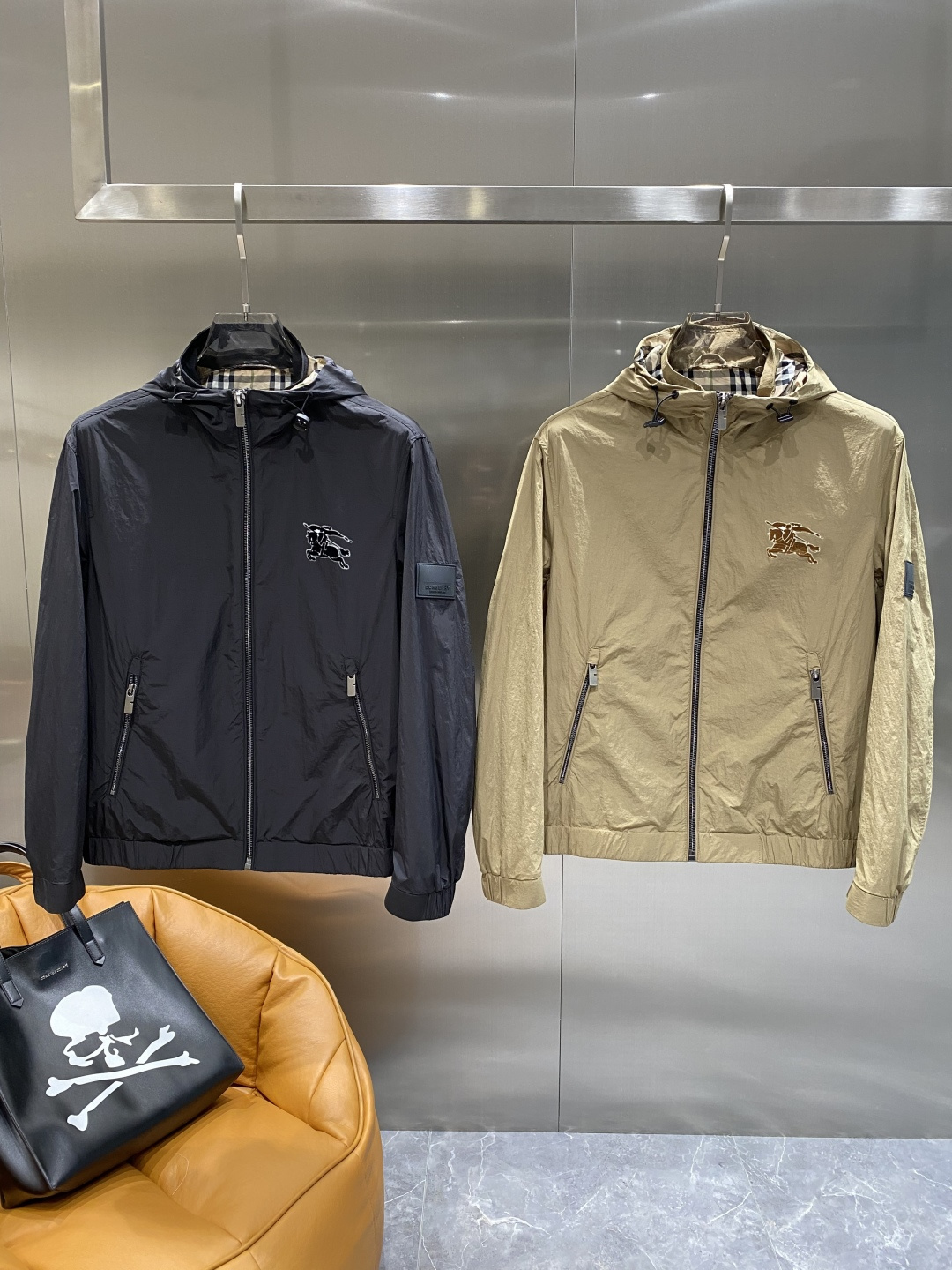 NO:500520,'Bajia' 2025 new jacket jacket, fashionable and handsome, simple and versatile style, chest embroidery decorative pattern logo, customized original fabric, not only crisp, maintains the trendy silhouette, and is comfortable to wear, with more delicate yarn, M-3XL the next day, burberry, jackets & coats, jackets & coats, alexander wang19860909《巴家》 2025新品夹克外套,时尚帅气,简约百搭款,胸前刺绣装饰图案logo,定制原版面料,不仅挺括,保持潮流的廓形,又穿着舒适,纱织更细腻,码数M-3XL 隔天,,burberry,jackets & coats,jackets & coats,alexander wang,Men's clothing