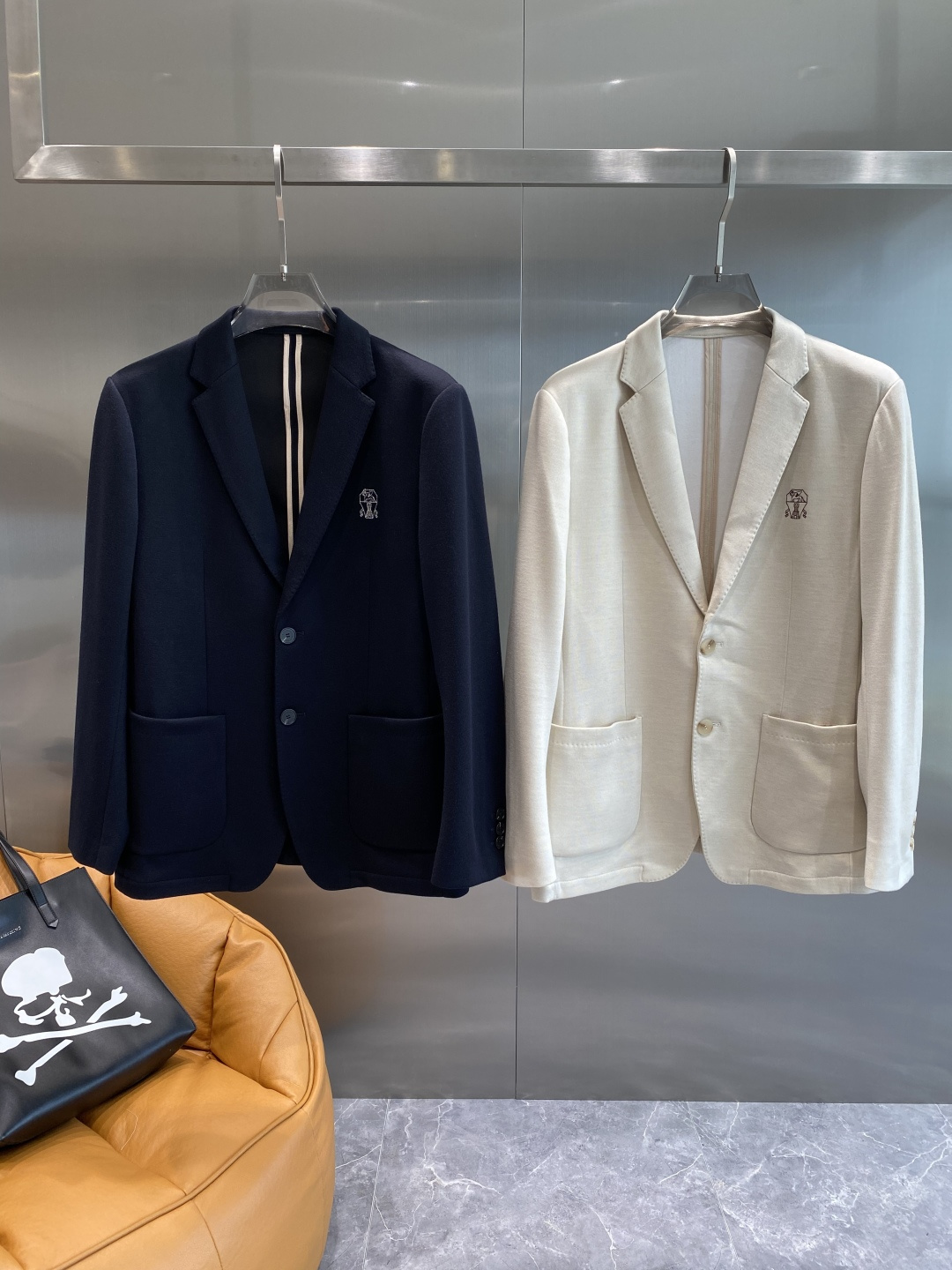 NO:500533,'Blujia' 25SS classic clean color hidden button two-piece suit, exquisite embellishment, extremely exquisite workmanship, fine and symmetrical thread, no unnecessary thread head, full-edge inside, customized imported nylon fiber blend fabric, slim and stylish high-quality fashion, the best strong product for all occasions whether in business or casual!  Code number M-XXXL the next day, business suit, alexander wang19860909《布鲁家》 25SS经典净色暗扣两粒西装西服,精致点缀,做工极其精湛,走线细密匀称,无多余线头,内里全包边,定制进口锦纶纤维混纺面料,修身有型的高品质时装,无论是商务还是休闲时候都能胜任各种场合的最佳强货！ 码数M-XXXL隔天,,business suit,alexander wang,Men's clothing