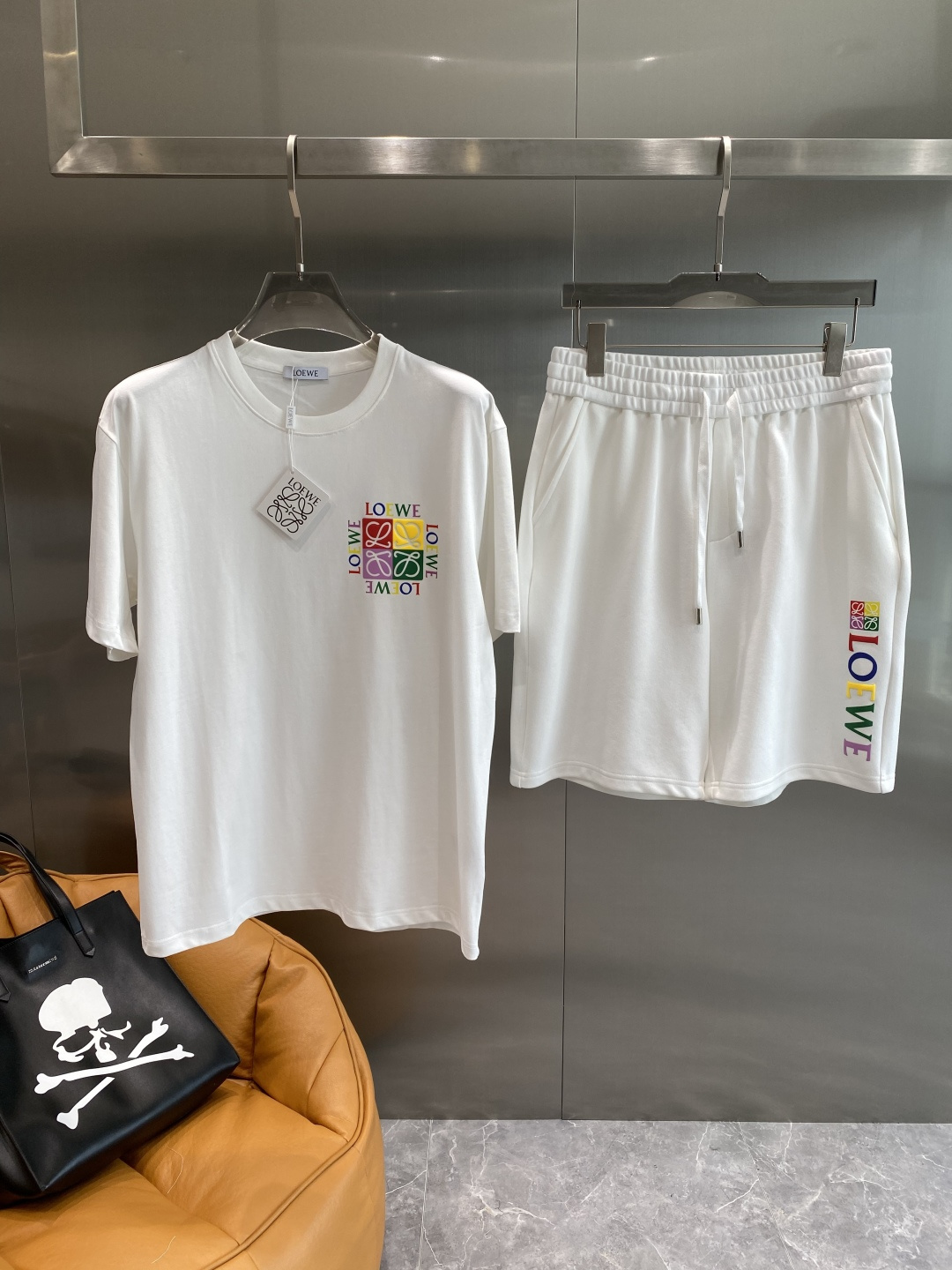 NO:505050,'Luo Family' 2025ss Spring and Summer New Style, Casual Short Sleeve Shorts Pants Set, High-end Version!  Customized fabrics for counters are breathable and comfortable, with impeccable details, and the brand element design concept reflects high quality. The feel is delicate and soft!  It is casually cut, with a great upper body style!  Code number M-3XL the next day, loewe, shorts, T-shirt, alexander wang19860909《罗家》 2025ss春夏新款 休闲 短袖 短裤裤 套装,高端版本！专柜定制面料 透气舒适度高,细节无可挑剔,品牌元素设计理念,体现高品质.手感细腻柔软！呈现休闲裁剪,上身版型超赞！码数M-3XL隔天,,loewe,shorts,T-shirt,alexander wang,Men's clothing