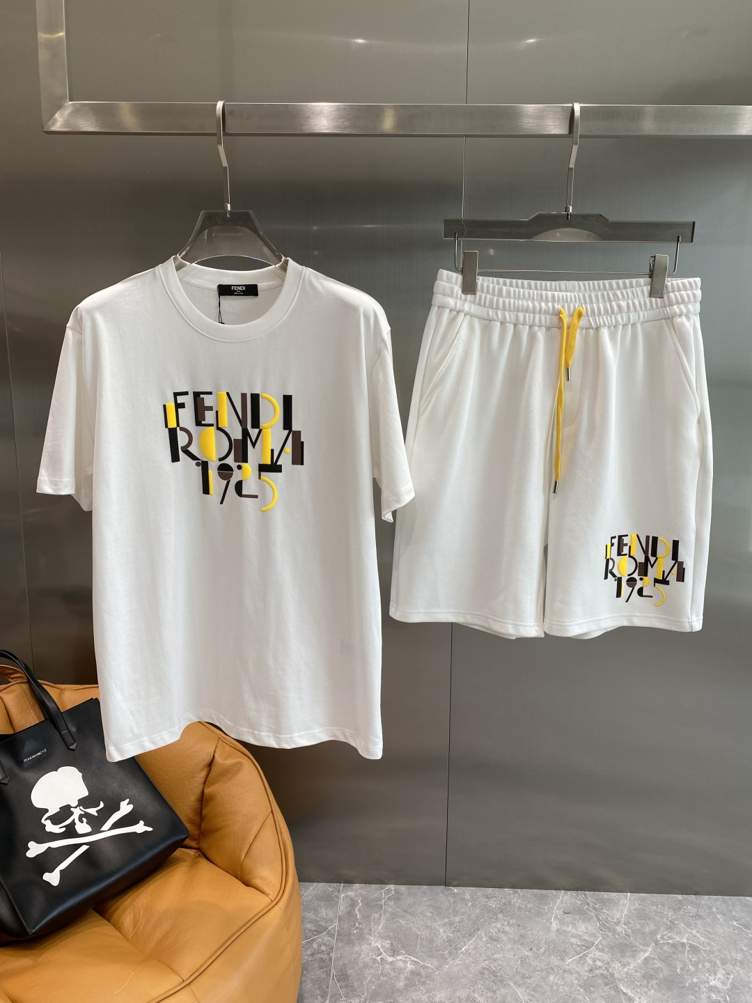 NO:505062,'Fenjia' 2025 new set uses exclusive imported customized fabrics for customer supply. The surface of the fabric is very textured and obvious. The upper body is breathable, light and comfortable. The details show the design characteristics and exquisite craftsmanship, and the overall details are wonderful!  The overall style is fashionable, simple and elegant. The next day, fendi, alexander wang19860909《芬家》 2025新款套装采用客供独家进口定制面料,面料表面非常有质感显而易见,上身透气轻薄十分舒适,细节处彰显设计特色与精湛工艺,整体细节美妙绝伦！整体款式时尚简洁大方.码数M-3XL隔天,,fendi,alexander wang,Men's clothing