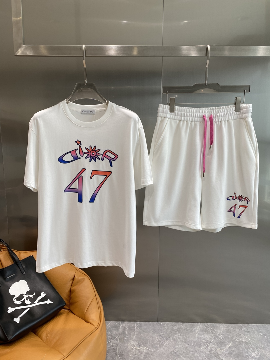 NO:505068,'Dijia' 2025 new set uses exclusive imported customized fabrics for customer supply. The surface of the fabric is very textured and obvious. The upper body is breathable, light and comfortable. The details show the design characteristics and exquisite craftsmanship, and the overall details are wonderful!  The overall style is fashionable, simple and elegant. The code number M-3XL the next day, dior, alexander wang19860909《迪家》 2025新款套装采用客供独家进口定制面料,面料表面非常有质感显而易见,上身透气轻薄十分舒适,细节处彰显设计特色与精湛工艺,整体细节美妙绝伦！整体款式时尚简洁大方.码数M-3XL隔天,,dior,alexander wang,Men's clothing