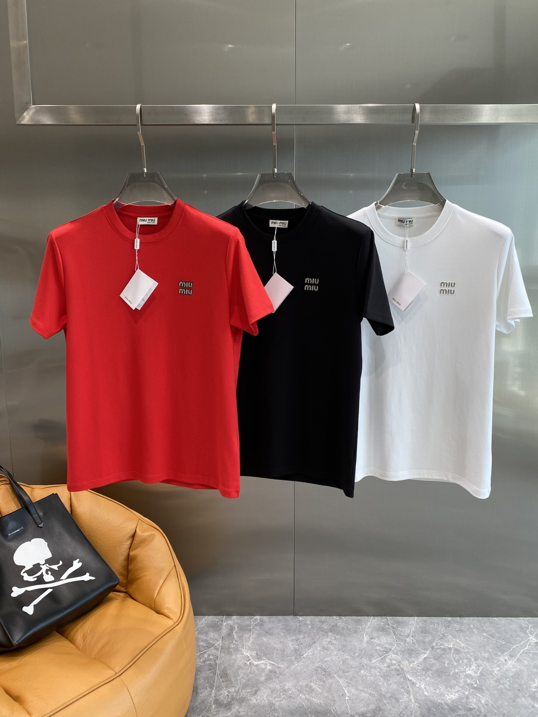 NO:505098,'MIU Home' 2025ss autumn and winter new products, fashionable casual base, single wear round neck casual basic high-end worsted short sleeves, comfortable and warm!  Anti-pilling does not irritate the skin, can be worn close to the body, luxurious and classic elements design!  There is no too much complex craft. What you play is the fusion of design and material. Simple European style. A must-have for autumn and winter. Counter size M-3XL the next day, miumiu, T-shirt, alexander wang19860909《MIU家》 2025ss秋冬新品时尚休闲打底单穿圆领休闲基础高档精纺短袖 舒适保暖！抗起球不刺激皮肤,可贴身穿,奢华经典元素设计！没有过多复杂的工艺 玩的就是设计与材质的融合 简约的欧风 秋冬季必备 专柜尺码M-3XL隔天,,miumiu,T-shirt,alexander wang,Men's clothing