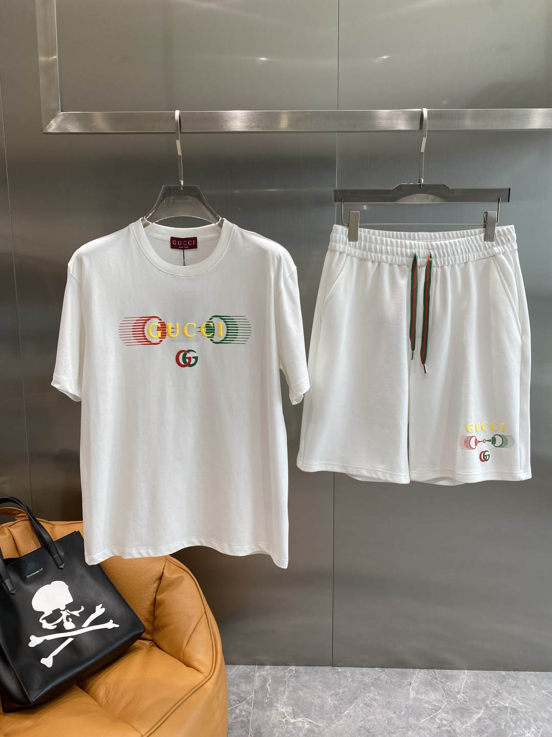 NO:505056,'Gujia' The new 2025 set uses exclusive imported customized fabrics for customer supply. The surface of the fabric is very textured and obvious. The upper body is breathable, light and comfortable. The details show the design characteristics and exquisite craftsmanship, and the overall details are wonderful!  The overall style is fashionable, simple and elegant. The code number M-3XL the next day, gucci, alexander wang19860909《古家》 2025新款套装采用客供独家进口定制面料,面料表面非常有质感显而易见,上身透气轻薄十分舒适,细节处彰显设计特色与精湛工艺,整体细节美妙绝伦！整体款式时尚简洁大方.码数M-3XL隔天,,gucci,alexander wang,Men's clothing