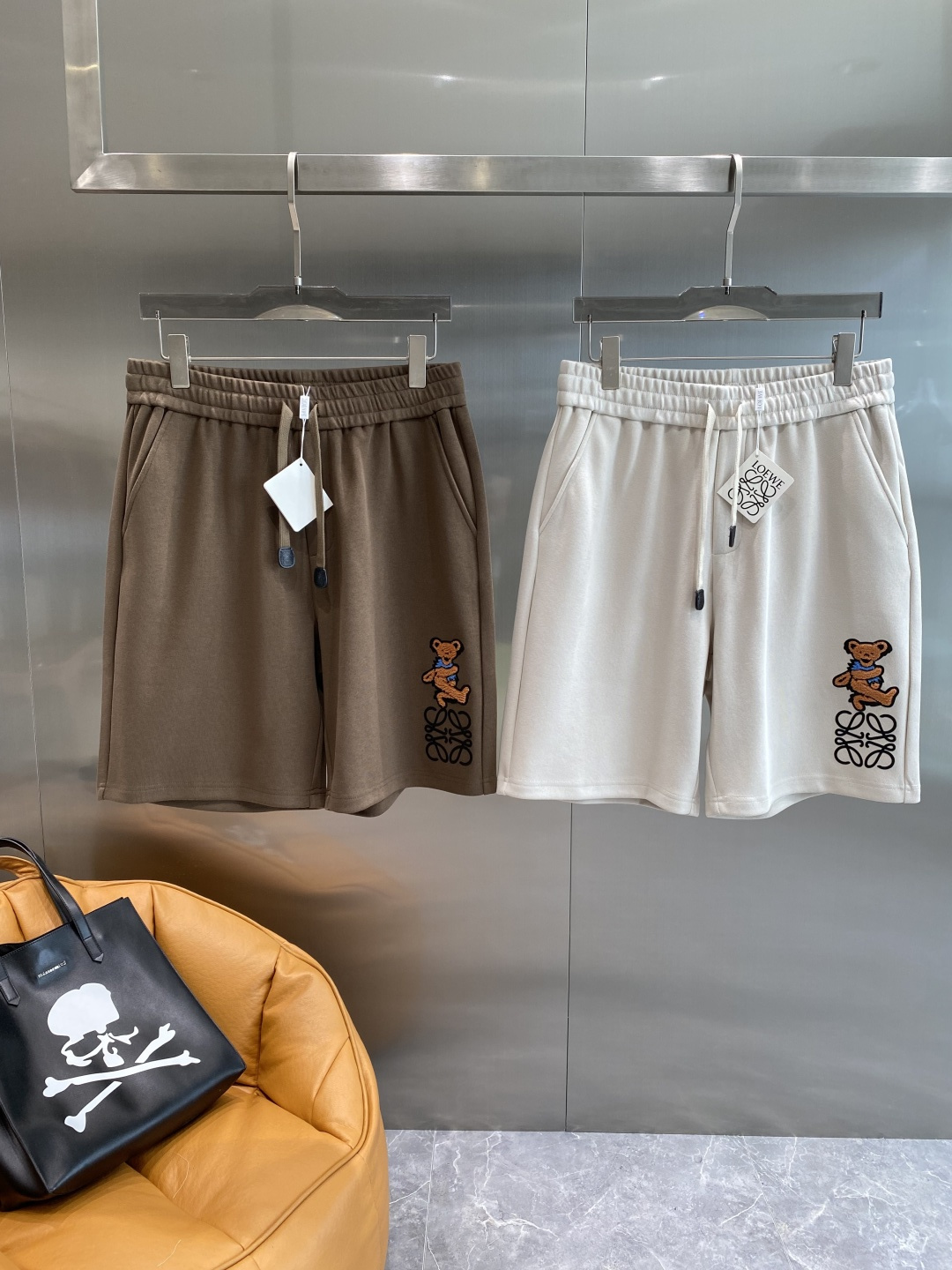 NO:505085,'Luo Family' 2025 spring and summer new casual shorts!  The official website is released simultaneously. Customized brand classic logo, customized fabric, excellent comfort, strong hand touch. Extremely recognizable, perfect quality craftsmanship. Size M-3XL the next day, loewe, shorts, alexander wang19860909《罗家》 2025春夏新款休闲短裤！官网同步发售.定制品牌经典LOGO,定制面料,舒适度极好,手触感强烈.辨识度极高,完美品相工艺. 尺码M-3XL隔天,,loewe,shorts,alexander wang,Men's clothing