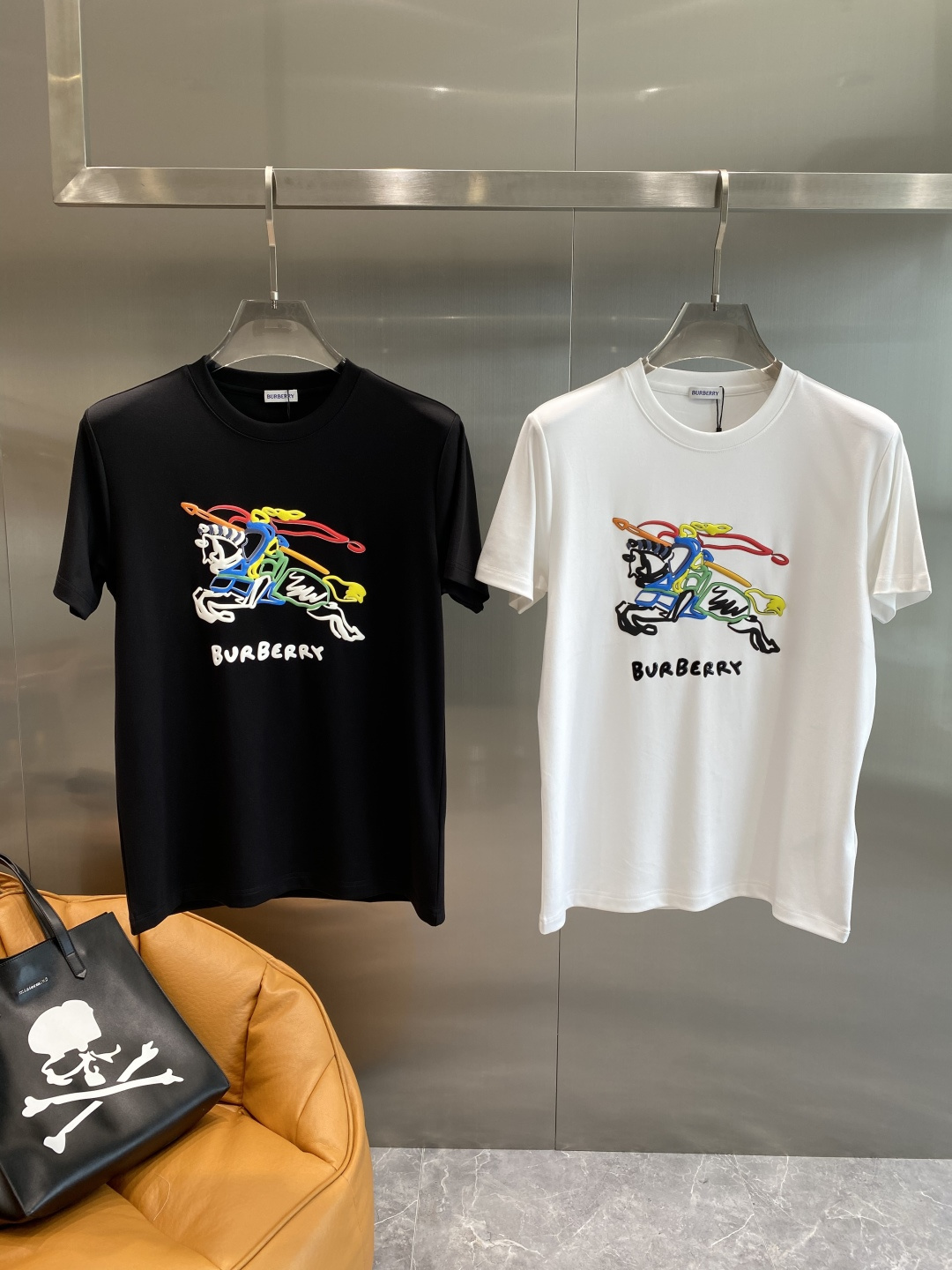 NO:505101,'Bajia' 25ss autumn and winter short sleeves autumn and winter base shirt Original custom 270 grams of cotton. The wash water does not deform, shrink, and feels very comfortable. The latest brick cabinet is synchronized. Fashionable and personalized. Super versatile and beautiful. Must-have for people. Tags, collars, wash wheat, three-standards. Size M-3XL. The next day,,burberry,T-shirt,alexander wang19860909《巴家》 25ss秋冬短袖 秋冬打底衫 原版定制270克人棉 洗水不变形、不缩水、手感非常舒服 最新砖柜同步 时尚又个性 超级百搭好看 人手必备款 吊牌 领标 水洗麦 三标齐全 尺码M-3XL 隔天,,burberry,T-shirt,alexander wang,Men's clothing