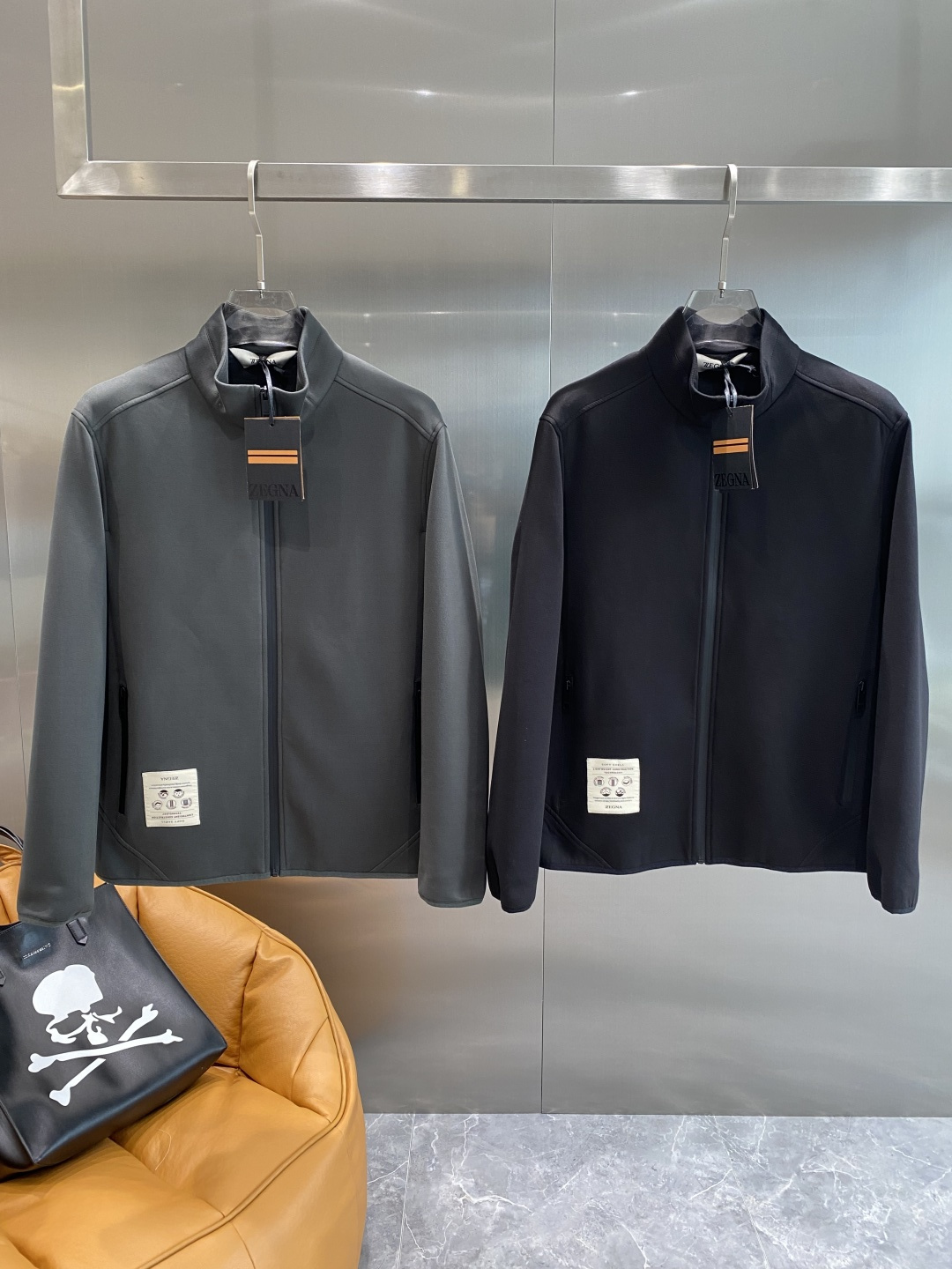 NO:505113,'Jennie's' 2025 new jacket simple thin casual stand-collar jacket, a must-have item for the season - imported Japanese custom fabric, silky and soft, full of drooping, not easy to wrinkle, and strong three-dimensional sense. The whole dress is not that monotonous. Good goods from regular manufacturers, without any picky places. Such a jacket is often worn and has strong practicality. 48-56 the next day, zegna, jackets & coats, jackets & coats, alexander wang19860909《杰尼家》 2025新款夹克简约薄款休闲立领外套,转季必备单品-进口日本定制面料,丝滑柔软,垂感十足,不易起皱,而且立体感强整件衣服没有那么单调,正规大厂途径出来的好货,无任何有挑剔的地方 这样的一件外套属于常备常穿的,实用性很强.48-56隔天,,zegna,jackets & coats,jackets & coats,alexander wang,Men's clothing