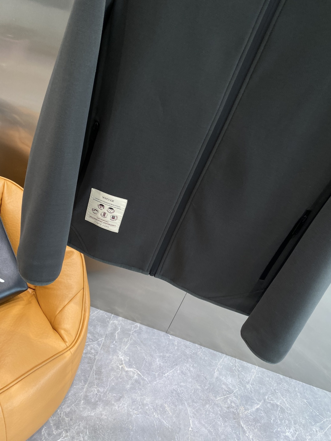 《𝙉𝙚𝙬🤍🖤杰尼家》2025新款夹克简约薄款休闲立领外套，转季必备单品-进口日本定制面料，丝滑柔软，垂感