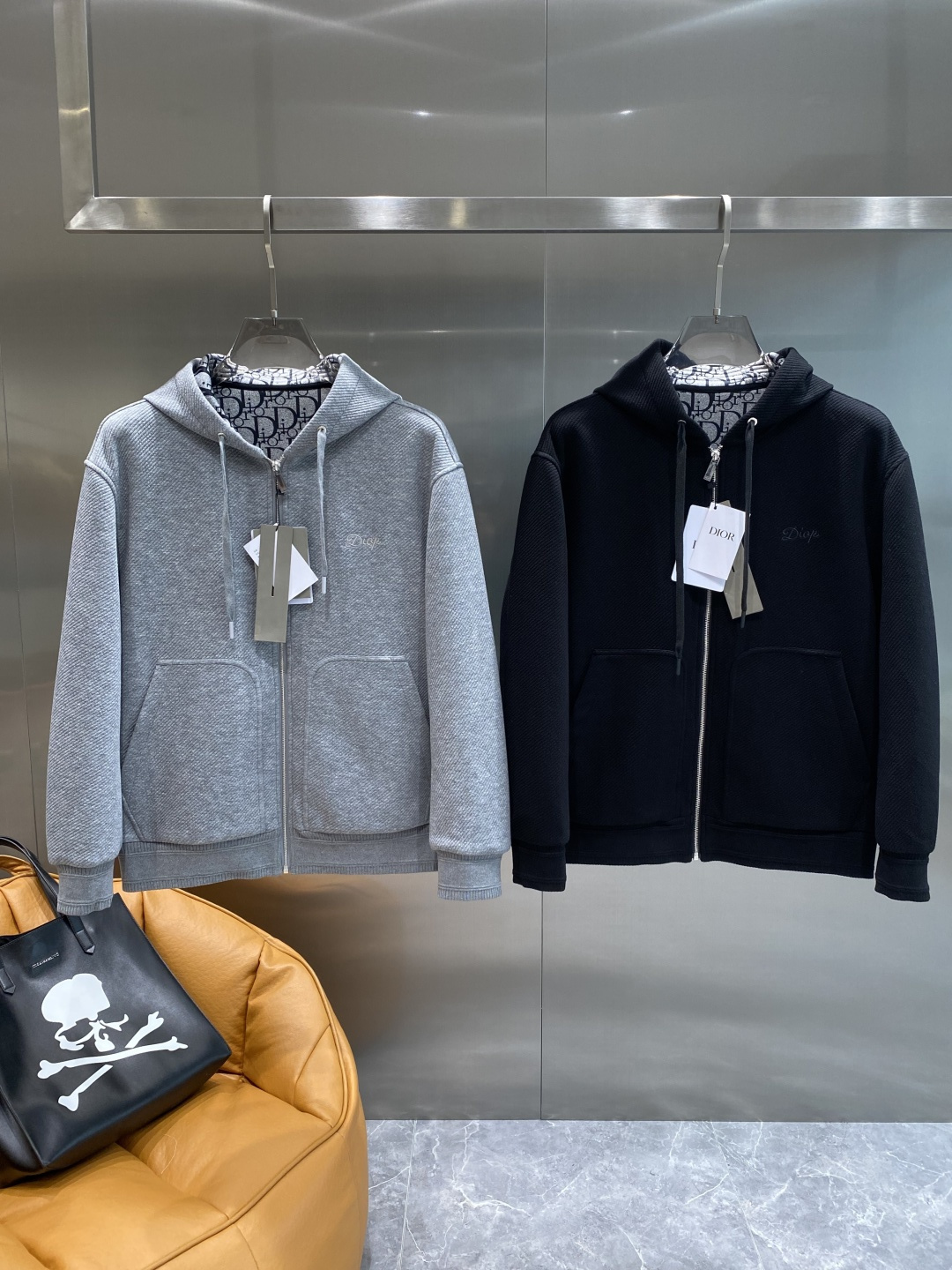 NO:505121,'Dijia' 2025 early autumn latest exclusive new Dior trendy men's fashionable hooded jacket jacket, high-end jacquard version!  Trendy and fashionable casual jackets. Accurate and high-quality jacquard technology combines the logo and fabric, with high breathability and comfort, impeccable details, and the brand element design concept reflects high quality. It presents casual cuts and has a great upper body style!  Color black grey code number M-3XL next day, dior,dior,jackets & coats,jackets & coats,hats,alexander wang19860909《迪家》 2025早秋最新款独家新款迪奥潮男时尚连帽夹克外套,高端提花版本！潮流时尚休闲外套 精准高品质提花工艺让logo和面料合为一体,透气舒适度高,细节无可挑剔,品牌元素设计理念,体现高品质.呈现休闲裁剪,上身版型超赞！ 颜色黑色 灰色 码数M-3XL隔天,,dior,dior,jackets & coats,jackets & coats,hats,alexander wang,Men's clothing