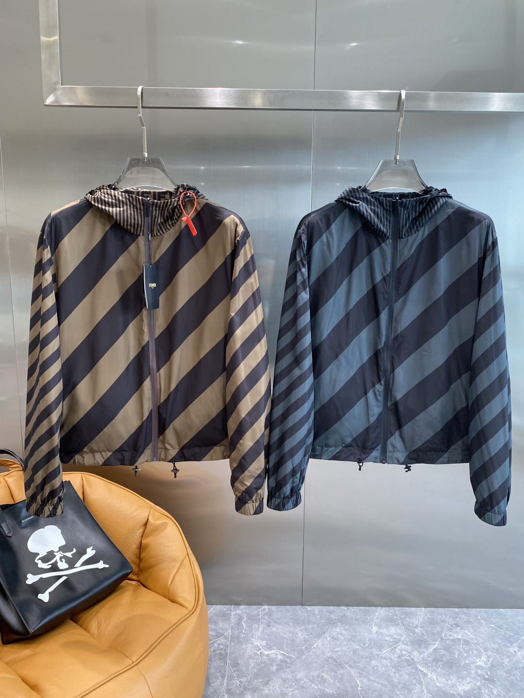 NO:506577,'Fenjia' is exclusively exclusive to the latest spring and autumn fashion hooded jacket, double-sided design, casual classic zipper jacket, classic design and superb jacket, quality that cannot be picked and quality control can be purchased directly, and high-end products that cannot be missed! Through the detailed pictures, you can feel its powerful aura, and the warm-concentration effect is significant, so you don’t have to worry about the chill at all! It is both fashionable and functional, and the whole style looks more luxurious and elegant! Size M-2XL the next day, fendi, jackets & coats, jackets & coats, hats, alexander wang19860909《芬家》 独家专供最新春秋时尚连帽夹克外套,双面穿设计 休闲经典拉链外套,经典设计感与颜值爆棚的外套,品质更是无法挑剔品控可以直接入手,不容过错的高端臻品！通过细节图片便可感受到它强悍的气场,聚温保暖效果显著,完全不用担心会有一点寒意！时尚与功能性兼备,整款显得更加的奢华大气！ 尺码M-2XL隔天,,fendi,jackets & coats,jackets & coats,hats,alexander wang,Men's clothing