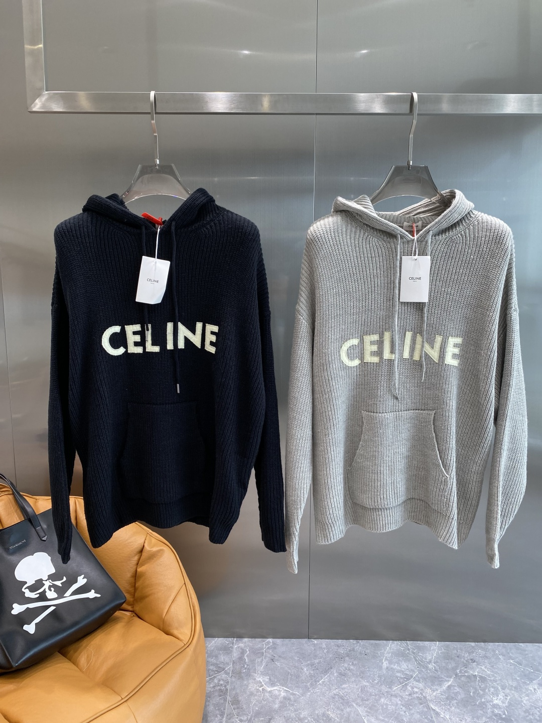 NO:506580,'Saijia' 25FW patch hooded sweater The fabric is the closest to the original 75 wool 25 Angora rabbit wool, and is made of customized expanded blended wool, which is comfortable and soft on the upper body, weighs 700 grams. It is made of imported Stor, with clear texture, and double ingot needle method. The thickened felt cloth from the front chest is made of letter embroidery using laser embroidery technology. It uses high-energy laser beam to finely cut and embroider the fabric. The letter material uses wool microfiber positioning laser embroidery, combining the natural softness of wool and the durability of the ultra-fiber. The laser beam is used to accurately embroider at the designated position to achieve highly accurate embroidery effect. The lines of the letters are smooth and the edges are clear. After embroidery, the felt must be washed after the felt before the wool will be more coordinated with the clothes. The market is embroidered with thin felt that cannot be washed. Custom letter engraved white drain alloy tail clips, fixed weaving and dyeing all cotton texture round rope XS-L the next day, sweaters, hats, alexander wang19860909《赛家》 25FW 贴布连帽毛衣 面料采用最接近原版的75羊毛25安哥拉兔毛,采用定制膨体混纺羊毛绒,上身舒适柔软,克重700克.采用进口斯托尔织造,纹理清晰,正7针双元宝针法,前胸进口加厚毛毡布釆用激光绣花工艺做字母绣花,利用高能激光束在织物上进行精细切割和绣花,字母材料采用羊毛超纤定位激光绣花,结合了羊毛的天然柔软与超纤的耐用性,利用激光束在指定位置进行精确刺绣,实现高度精确的刺绣效果,字母线条流畅,边缘清晰,刺绣完一定要在经过水洗毛毡才会起毛跟衣服更协调,市面都是用薄毛毡刺绣不能水洗.定制字母刻字白沥合金尾夾,定织定染全棉纹理圆绳 XS-L隔天,,sweaters,hats,alexander wang,Men's clothing