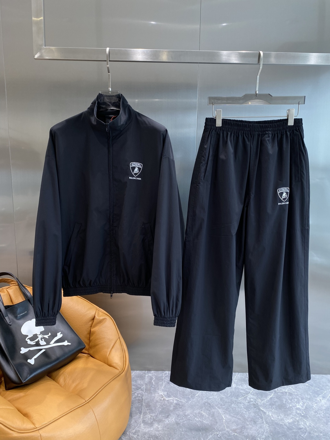 NO:506565,'Paris Home' Balenciaga launches new 25ss sports suit, nylon windbreaker and trousers, spot instant delivery. This sweatshirt is a full pattern with light technology fabric, injected with dynamic atmosphere, and can be used to create a travel style with the same trousers. Imported original logo hardware number S-XL the next day,,balenciaga,balenciaga,alexander wang19860909《巴黎家》 巴黎世家 上新25ss运动套装 尼龙风衣卫裤 现货秒发 本款运动衫为轻盈科技面料全幅图案,注入动感气息,可与同款长裤共筑出行造型.进口原版logo五金码数S-XL隔天,,balenciaga,balenciaga,alexander wang,Men's clothing