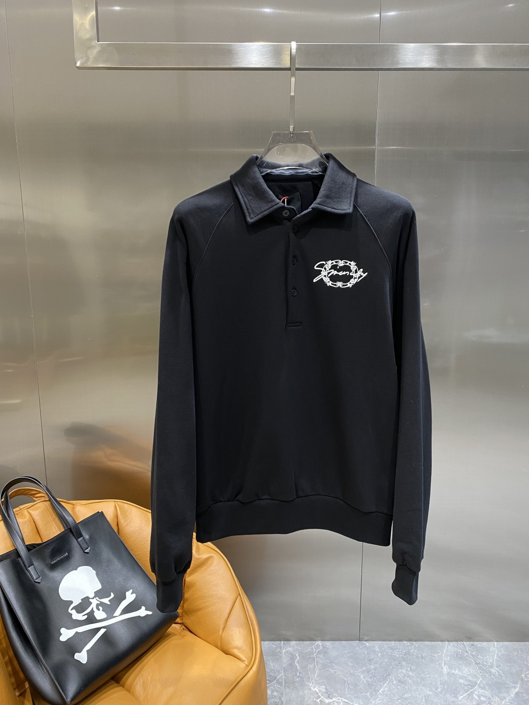 NO:506531,'Ji Family' Givenchy embroidered crown sweater, customized art woven pure cotton sweater fabric, delicate and soft, comfortable and skin-like, intoxicated by the depth of black, embellished with the signature motif on the chest, the crown frame is like a gorgeous crown, surrounding the letters, demonstrating the usual elegance and nobility of the Givenchy brand. The raglan sleeve design is integrated to make the shoulder lines as natural and smooth as flowing water, and the sense of high-end from the inside out. It outlines the new chapter of fashion, the overall line is straight and delicate, the fabric is comfortable and soft, and the color is consistent and there is no color difference. It can be matched with the same style to create a fashionable look. It handles various occasions, custom auxiliary materials, complete three standards, the same style for men and women!  Size S-XL the next day, given , given , given , given , hoodie , sweatshirts , alexander wang19860909《纪家》 Givenchy 刺绣花冠卫衣,定制艺织纯棉卫衣织物 细腻柔软 舒适贴肤 沉醉于黑色的深邃 饰以签名字母点缀于胸前 花冠镜框则如同一顶华丽的桂冠 环绕在字母周围 彰显纪梵希品牌方一贯的优雅与高贵 插肩袖设计融入 让肩部线条如行云流水般自然流畅 由内而外散发的高级感 勾勒时尚新章,整体走线平直细腻,面料舒适柔软,颜色一致无色差能与同款搭配营造时尚造型,驾驭各种场合,定制辅料,三标齐全,男女同款！尺码S-XL隔天,,givenchy,givenchy,hoodie,sweatshirts,alexander wang,Men's clothing