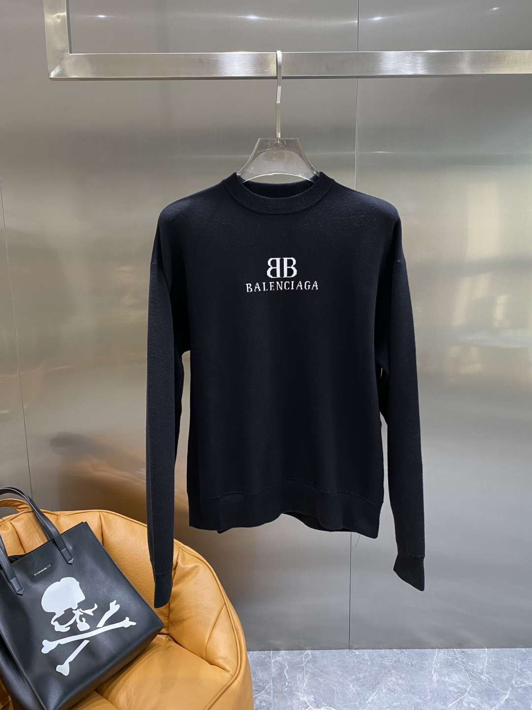 NO:506526,'Paris Home' Balenciaga Balenciaga, the new jacquard knitted sweater in 2025 autumn and winter, streamlined proportional cutting creates a versatile classic sweater, adding trendy charm to trendy fashion. Guest-supplied knitted fabrics, with a delicate and rich texture higher than ordinary materials, flat, smooth, delicate and excellent, full of luxury, a unique fashion atmosphere, neat and tight ribbed bottom and cuffs. It is very easy to shape when paired casually!  No matter how you wear it alone, it is super excellent!  XS-L the next day, balenciaga, balenciaga, balenciaga, sweaters, alexander wang19860909《巴黎家》 Balenciaga巴黎世家、2025秋冬新款提花针织毛衣,精简的比例化裁剪铸就了百搭经典款毛衫,为潮流时髦增添潮流魅力,客供针织面料,细腻丰润的质感高于普通材质,平整光滑细致有佳,充满洋溢奢华的体现,别样的时装气息,整齐紧密的罗纹底摆及袖口.随意搭配都是非常容易出造型！无论单穿内搭都是超级出色！XS-L隔天,,balenciaga,balenciaga,balenciaga,sweaters,alexander wang,Men's clothing