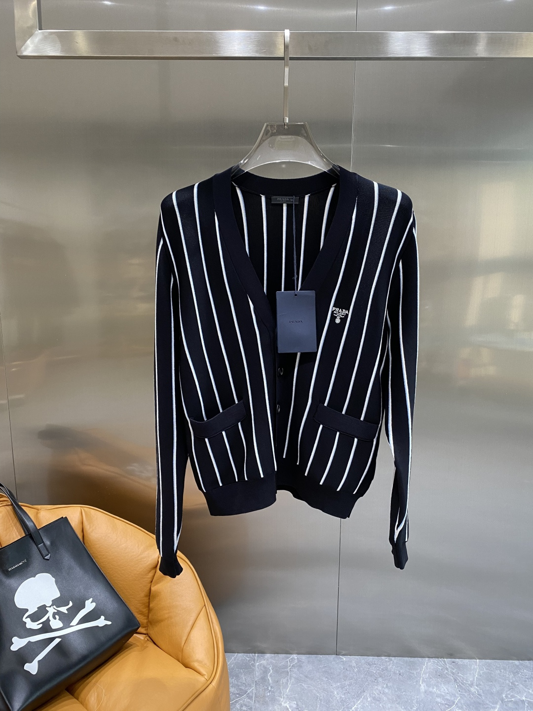 NO:506546,'Pujia' Prada striped embroidered sweater cardigan fixed-knit classic-grade sheep cotton composite luxury material soft and delicate, comfortable skin, black charm, striped dream weaving white and blue stripes jump and intertwined on canvas The iconic Prada embroidery is exquisitely embedded on the sweater, low-key and powerful encounter cardigan elegant charm, just revealing the neck line just right, using stripes as pen, knitting as ink, weaving a new chapter of fashion S-XL the next day,,prada,prada,prada,sweaters,alexander wang19860909《普家》 普拉达条纹刺绣毛衣开衫定织典藏级羊棉复合奢料 柔软细腻 舒适贴肤 黑韵流芳 条纹织梦 白色与蓝色条纹如灵动的音符 在画布上跳跃交织 标志性Prada刺绣精致地镶嵌在毛衣之上 低调而有力 邂逅开衫雅韵 恰到好处地露出颈部线条 以条纹为笔 以针织为墨 织就时尚新章S-XL隔天,,prada,prada,prada,sweaters,alexander wang,Men's clothing