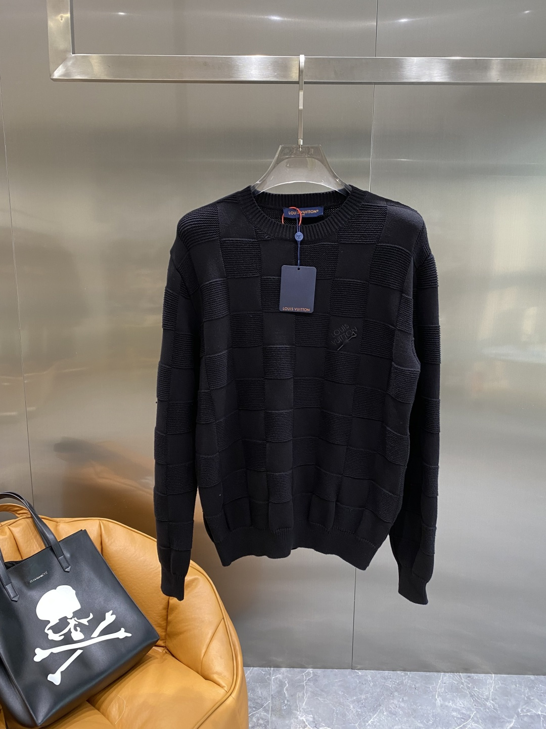 NO:506541,'Donkey Family' LV 2025ss autumn new embroidered logo pullover round-neck knitted sweater, this pullover is made of soft mulberry silk, cleverly greeting the football theme of the 2025 spring and summer fashion show. The chest is embroidered with LV Vers United beaded embroidery, and gorgeous brushstrokes can easily upgrade daily style. Size S-XL the next day,,louis vuitton,louis vuitton,versace,louis vuitton,sweaters,alexander wang19860909《驴家》 LV 2025ss秋季新款刺绣徽标套头圆领针织毛衣,本款套头衫取材柔软桑蚕丝,巧妙致意2025春夏时装秀的足球主题.胸前点缀LV Vers United珠饰刺绣,华美笔触可轻松升级日常造型.尺码S-XL隔天,,louis vuitton,louis vuitton,versace,louis vuitton,sweaters,alexander wang,Men's clothing