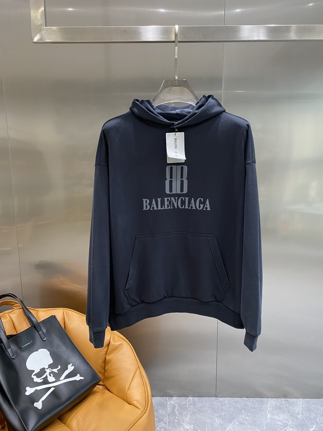 NO:506536,'Paris Home' Balenciaga Balenciaga, the latest autumn 2025, the counter is available at the same time, original singles, hot fashion casual hooded sweatshirts, imported original fabrics, unique design, top-grade craft letter pattern decorative logo, simple and fashionable, handsome upper body, complete three standards, S-XL next day,,balenciaga,balenciaga,balenciaga,hoodie,sweatshirts,hats,alexander wang19860909《巴黎家》 Balenciaga 巴黎世家,2025秋季最新款,专柜同步有售,原单狠货,爆款时尚休闲连帽卫衣,进口原版面料,独特设计,顶级工艺字母图案装饰logo,简约时尚 ,上身帅气,三标齐全,码数S-XL隔天,,balenciaga,balenciaga,balenciaga,hoodie,sweatshirts,hats,alexander wang,Men's clothing