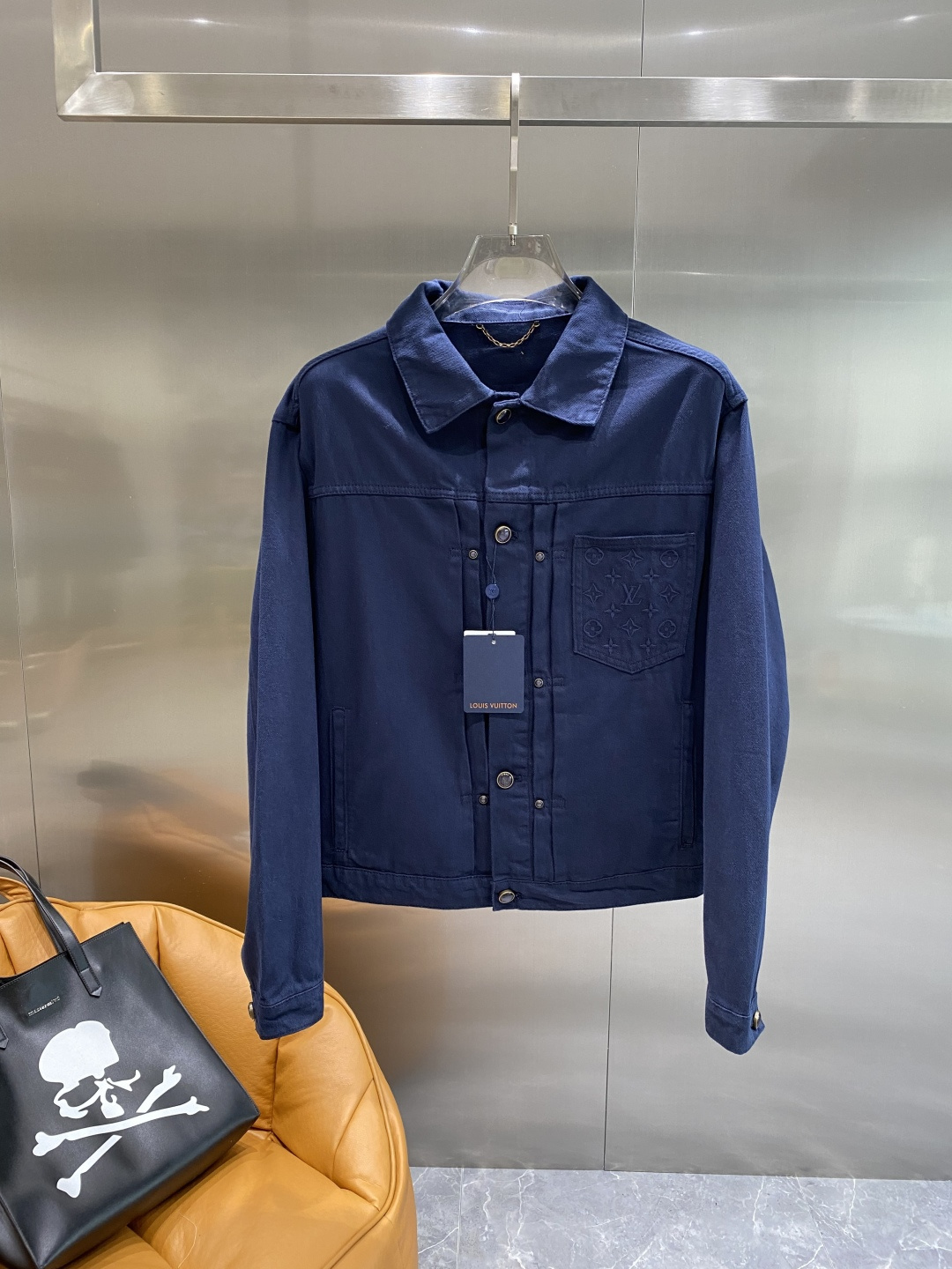 NO:506597,'Donkey Family' 2025 autumn and winter official website new heavy-working work clothes washing cowboy jacket official website catwalk super hot series... chest pocket design logo The overall process is complex and takes a long time Positioning and cutting Original hardware mold opening process washing and making aging Size S-XL the next day,,louis vuitton,louis vuitton,jackets & coats,alexander wang19860909《驴家》 2025秋冬官网新款重工工装洗水牛仔外套 官网走秀款 超级火爆系列…胸前口袋设计Logo 整体工艺复杂 耗时较长 定位裁剪 原五金开模 工艺洗水做旧 尺码S-XL隔天,,louis vuitton,louis vuitton,jackets & coats,alexander wang,Men's clothing