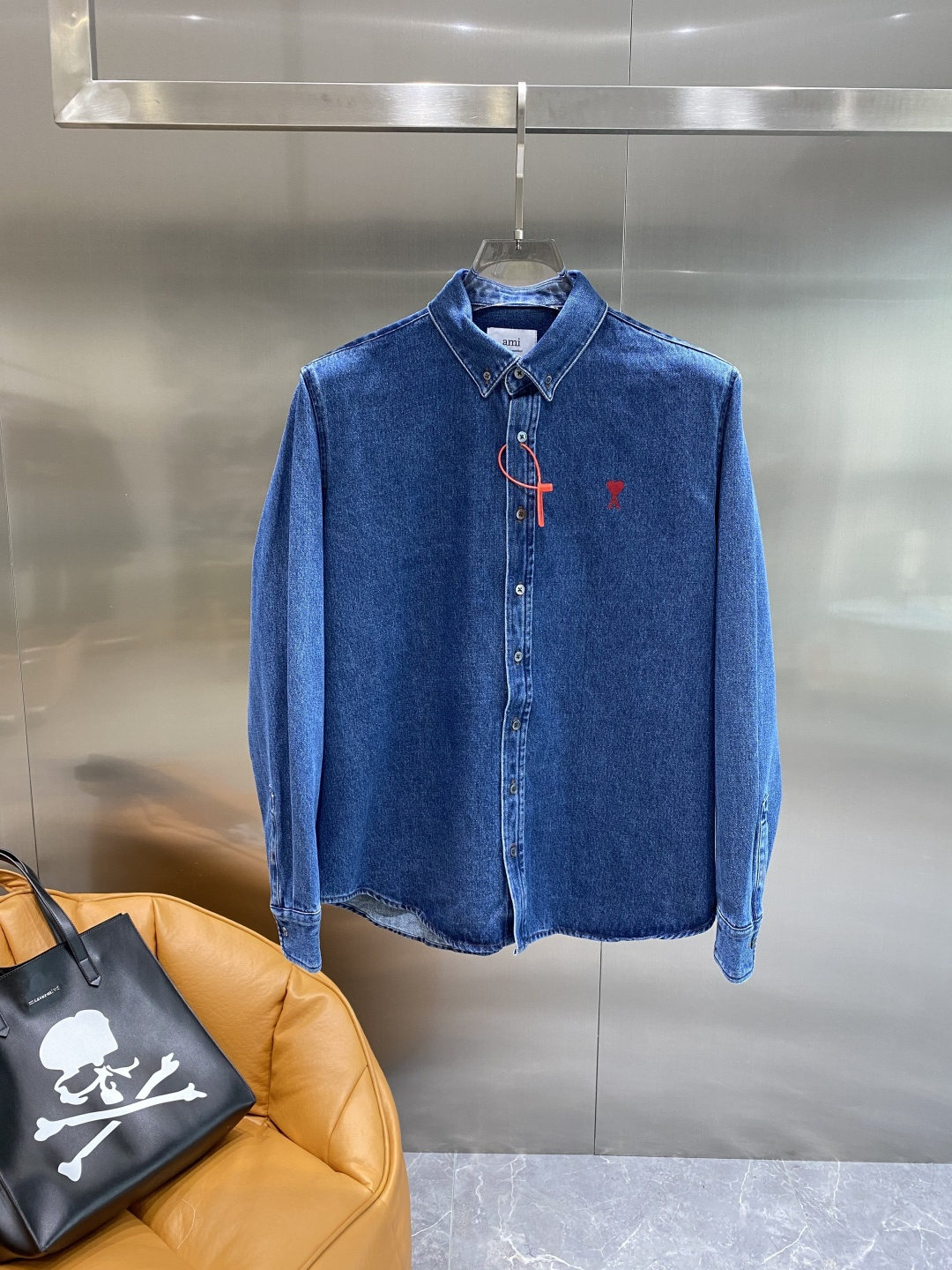 NO:506574,'AIM Home' 2025 early autumn new wash-out denim jacket. A style that closes your eyes!  The upper body is invincible and versatile and beautiful!  Original custom logo for mold opening, devil washes multiple times to ensure color saturation is not bad. Hardware leather is customized with mold opening, letter design is versatile and advanced, after washing process, loose version, code number S-XL the next day, Jackets & coats, alexander wang19860909《AIM家》 2025早秋新款水洗字母牛仔外套.闭眼入的一款！上身无敌百搭好看！原版开模定制logo,牛仔水洗多次调整保证颜色饱和度无差 五金皮料都是开模定制的,字母设计百搭高级,经过水洗工艺,宽松版型,码数S-XL隔天,,jackets & coats,alexander wang,Men's clothing