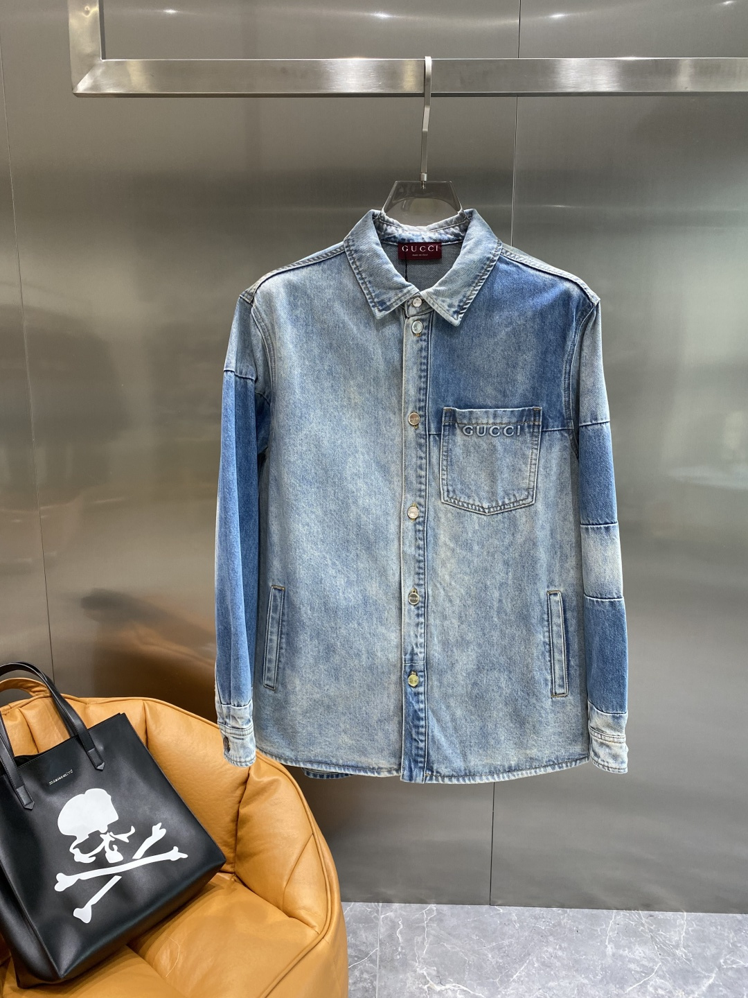 NO:506566,'Gujia' 2025 early autumn new wash-out denim jacket. A style that closes your eyes!  The upper body is invincible and versatile and beautiful!  Original custom mold opening logo, denim wash multiple times to ensure color saturation is not bad. Hardware leather is customized with mold opening, letter design is versatile and advanced, after washing process, loose version, code number S-XL the next day, gucci, jackets & coats, alexander wang19860909《古家》 2025早秋新款水洗字母牛仔外套.闭眼入的一款！上身无敌百搭好看！原版开模定制logo,牛仔水洗多次调整保证颜色饱和度无差 五金皮料都是开模定制的,字母设计百搭高级,经过水洗工艺,宽松版型,码数S-XL隔天,,gucci,jackets & coats,alexander wang,Men's clothing