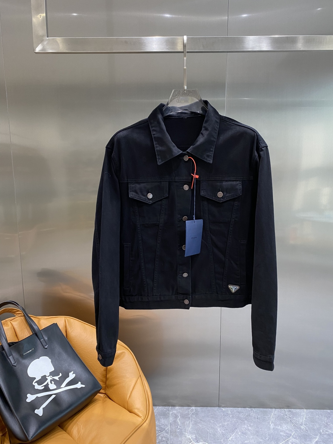 NO:506570,'Pujia' denim jacket, selected imported denim fabric, logo embroidery, heavy industry washing jacket, hardware button embellishment, crisp and stylish, unique angle new interpretation, fashionable and versatile first choice!  S-XL next day, prada, jackets & coats, alexander wang19860909《普家》 牛仔外套 精选进口丹宁牛仔面料,logo刺绣 重工洗水 外套,五金纽扣点缀,挺括有型,独有的角度全新演绎 时尚百搭首选！码数S-XL隔天,,prada,jackets & coats,alexander wang,Men's clothing