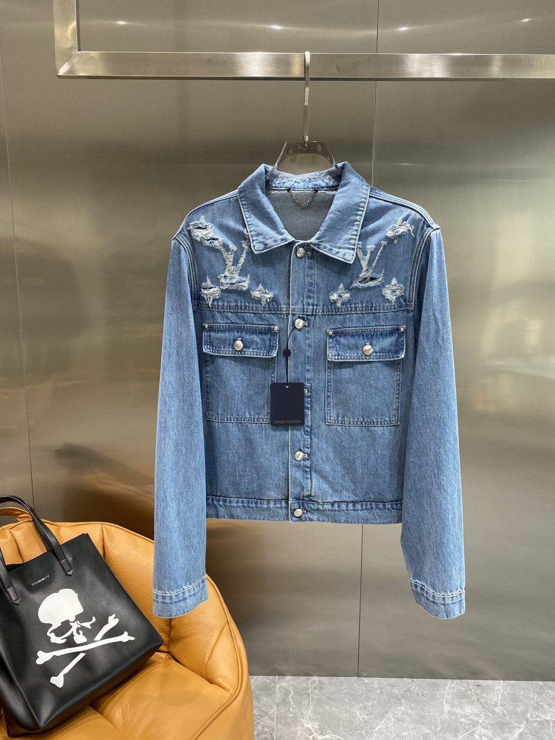 NO:506583,'Donkey Family' 2025 autumn and winter official website new heavy-working work clothes washing cowboy jacket official website catwalk super hot series... chest pocket design logo The overall process is complex, time-consuming, positioning and cutting Original hardware mold opening process washing and making old Size M-XXL the next day,,louis vuitton,louis vuitton,jackets & coats,alexander wang19860909《驴家》 2025秋冬官网新款重工工装洗水牛仔外套 官网走秀款 超级火爆系列…胸前口袋设计Logo 整体工艺复杂 耗时较长 定位裁剪 原五金开模 工艺洗水做旧 尺码M-XXL隔天,,louis vuitton,louis vuitton,jackets & coats,alexander wang,Men's clothing