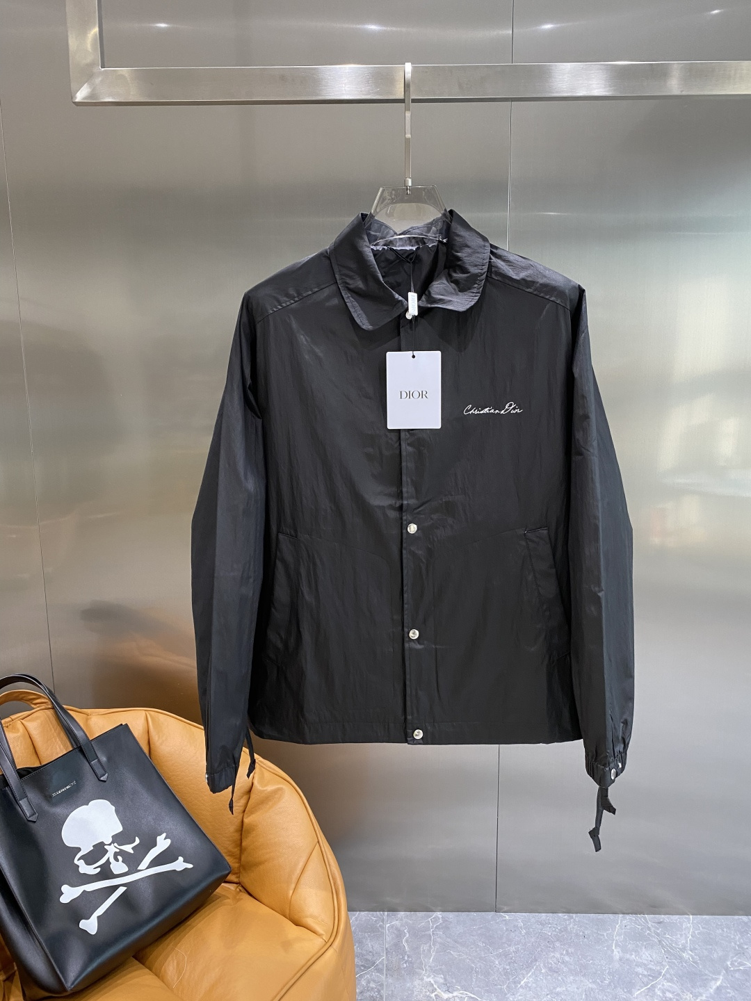 NO:506551,'Dijia' Dior 2025SS autumn and winter new jacket is available on the official website at the same time. The original hardware has three standards, original single products, and original OEM products. Customized fabrics for the counter, impeccable details, and professional purchasing level reflects high quality. The touch is delicate and soft!  It is casually cut, with a great upper body style!  Size S-XL the next day, dior, dior, jackets & coats, alexander wang19860909《迪家》 迪奥2025SS秋冬新品 外套 官网同步有售,原版五金三标齐全,原单狠货,原厂代工出品.专柜定制面料,细节无可挑剔,专业代购级体现高品质.手感细腻柔软！呈现休闲裁剪,上身版型超赞！ 尺码S-XL隔天,,dior,dior,jackets & coats,alexander wang,Men's clothing