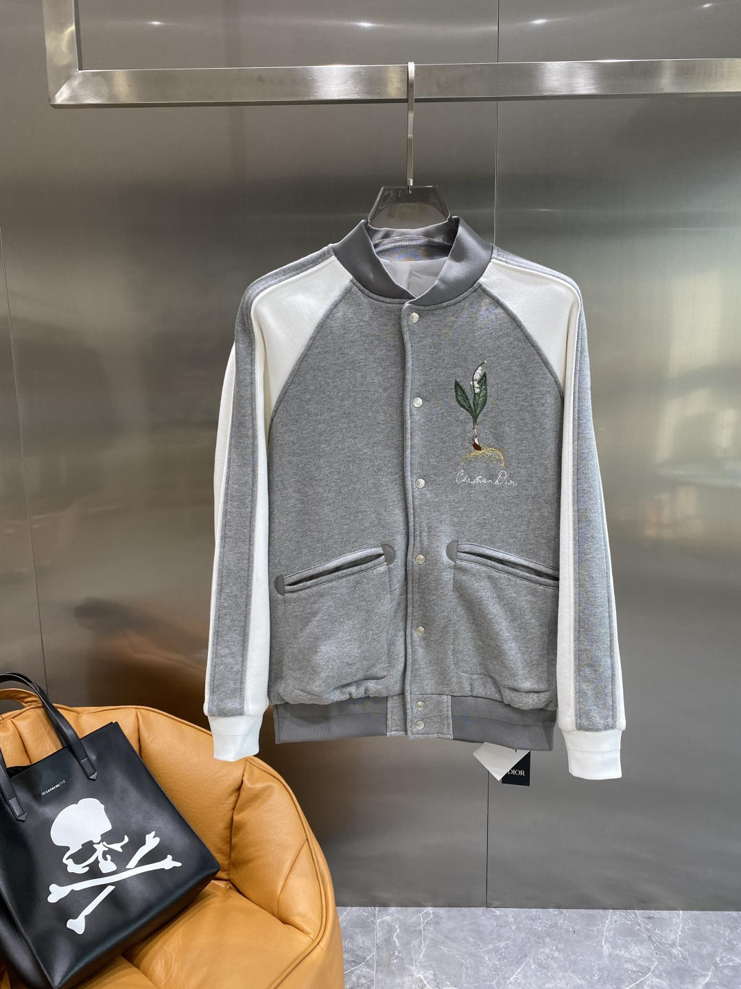 NO:506556,'Dijia' Dior Lily of the Valley Baseball Jacket Customized 460g velvet gray-white Weiyue silk and double-sided colorful silk lining. Soft and delicate, comfortable skin. Decorated with exquisite lily of the valley flowers embroidery embellish the front of the chest like artwork. The handwritten Christian Dior logo and Lily of the Valley enhance the style. Pay tribute to the beauty of plants. The white and gray intertwined complement each other. The new style of layering leads to the new chapter of trends. S-XL the next day,,dior,dior,dior,jackets & coats,jackets & coats,alexander wang19860909《迪家》 Dior 迪奥铃兰棒球夹克外套 定制460克绒感灰白卫悦绸以及双面绮梦绸里布 柔软细腻 舒适贴肤 饰以精美铃兰花朵刺绣点缀正面 如艺术品般点缀胸前 加以手写风ChristianDior 标志和 Lily of the Valley 字样提升格调 致敬植物之美 白灰交织 相得益彰 叠穿新风尚 引流潮流新篇章S-XL隔天,,dior,dior,dior,jackets & coats,jackets & coats,alexander wang,Men's clothing