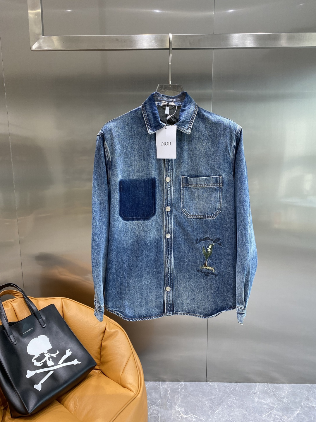 NO:506586,'Dijia' DIOR denim jacket Selected imported denim fabrics, logo embroidery, heavy industry washing jackets, hardware button embellishments, crisp and stylish, unique angles and new interpretation. The first choice for fashionable and versatile!  Number of codes 38-44 the next day, dior, dior, dior, jackets & coats, alexander wang19860909《迪家》 DIOR迪奥 牛仔外套 精选进口丹宁牛仔面料,logo刺绣 重工洗水 外套,五金纽扣点缀,挺括有型,独有的角度全新演绎 时尚百搭首选！码数38-44隔天,,dior,dior,dior,jackets & coats,alexander wang,Men's clothing