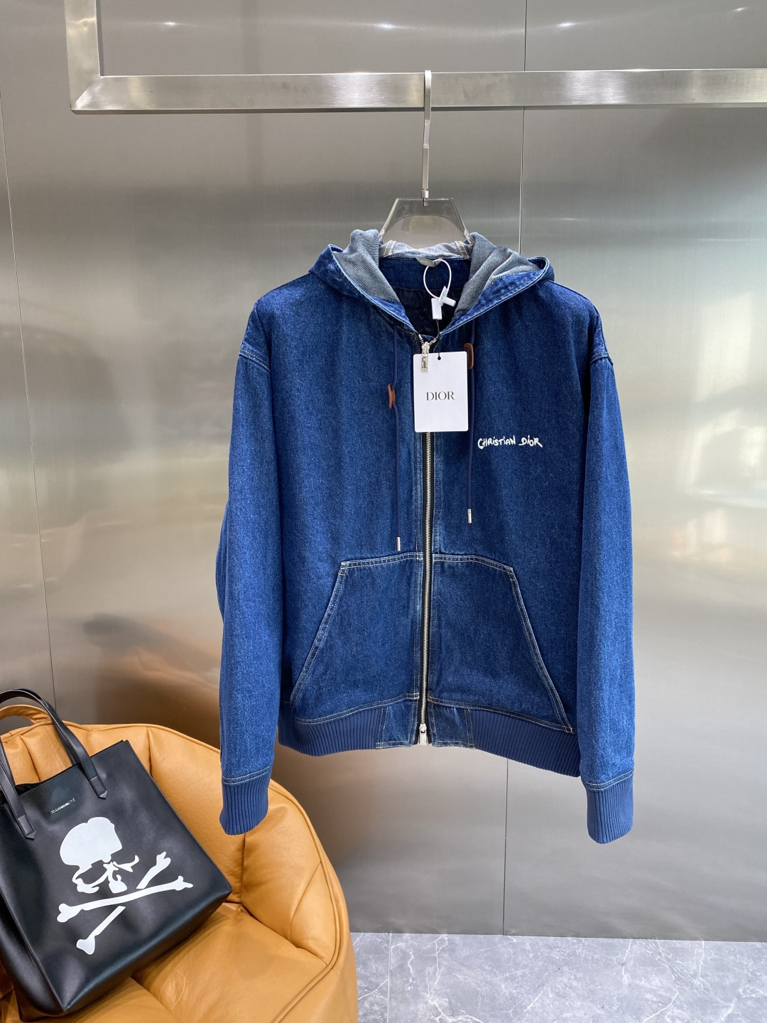 NO:506590,'Dijia' DIOR denim jacket Selected imported denim fabrics, logo embroidery, heavy industry washing jackets, hardware button embellishments, crisp and stylish, unique angles and new interpretation. The first choice for fashionable and versatile!  S-XL next day, dior,dior,dior,jackets & coats,alexander wang19860909《迪家》 DIOR迪奥 牛仔外套 精选进口丹宁牛仔面料,logo刺绣 重工洗水 外套,五金纽扣点缀,挺括有型,独有的角度全新演绎 时尚百搭首选！码数S-XL隔天,,dior,dior,dior,jackets & coats,alexander wang,Men's clothing