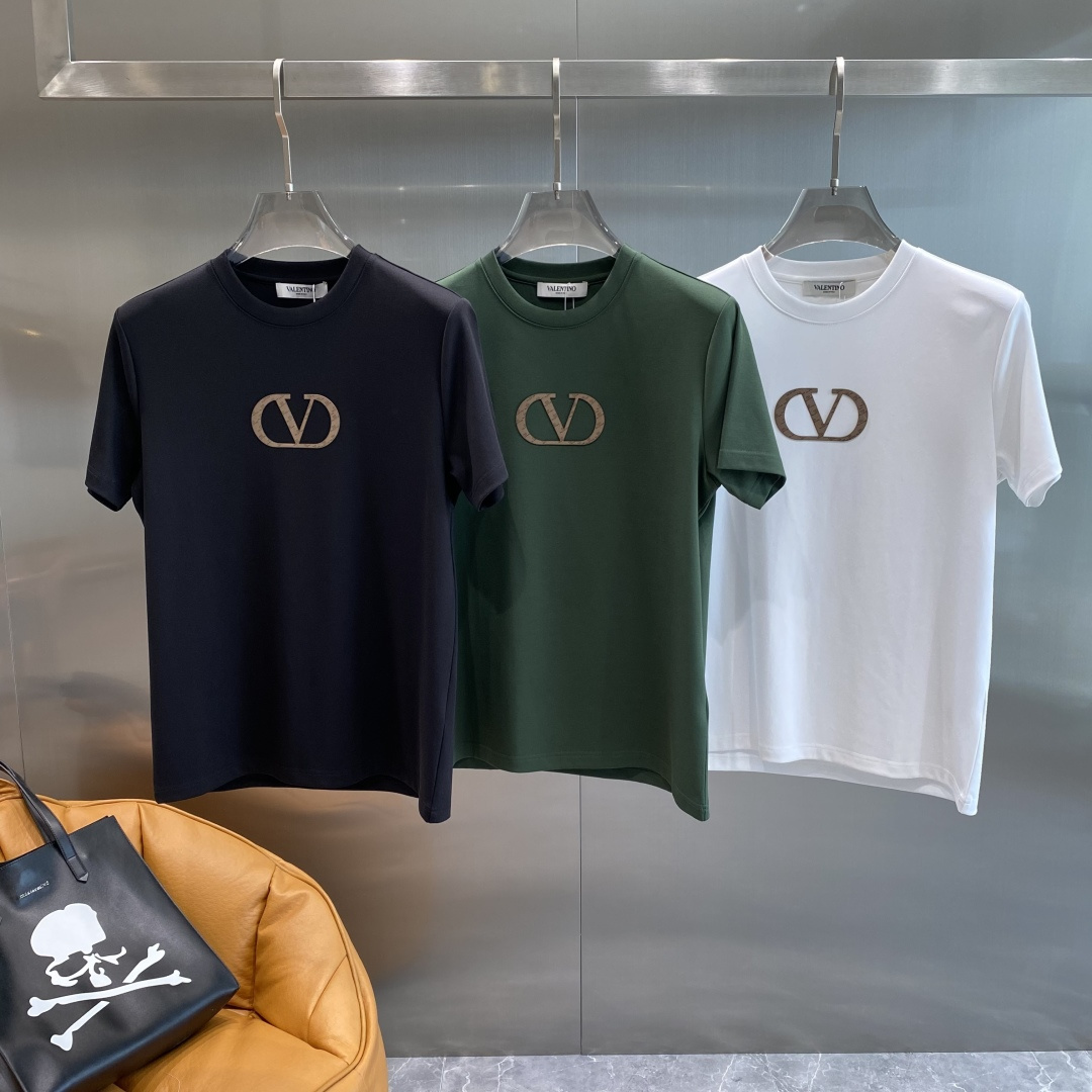 NO:506560,'Wallen Home' 2025's latest autumn and winter short-sleeved T-shirt, handsome and fashionable, top-grade patterned letter logo on the chest, simple and versatile style. Fabric cotton is not only crisp, maintains a fashionable silhouette, but also comfortable to wear, and the yarn is more delicate, and the next day, valentino, T-shirt,tees, t-shirt,alexander wang19860909《华伦家》 2025最新款秋冬短袖T恤,帅气时尚,胸口顶级图案字母logo,简约百搭款.面料棉 不仅挺括,保持潮流的廓形,又穿着舒适,纱织更细腻,码数M-3XL 隔天,,valentino,T-shirt,tees，t-shirt,alexander wang,Men's clothing