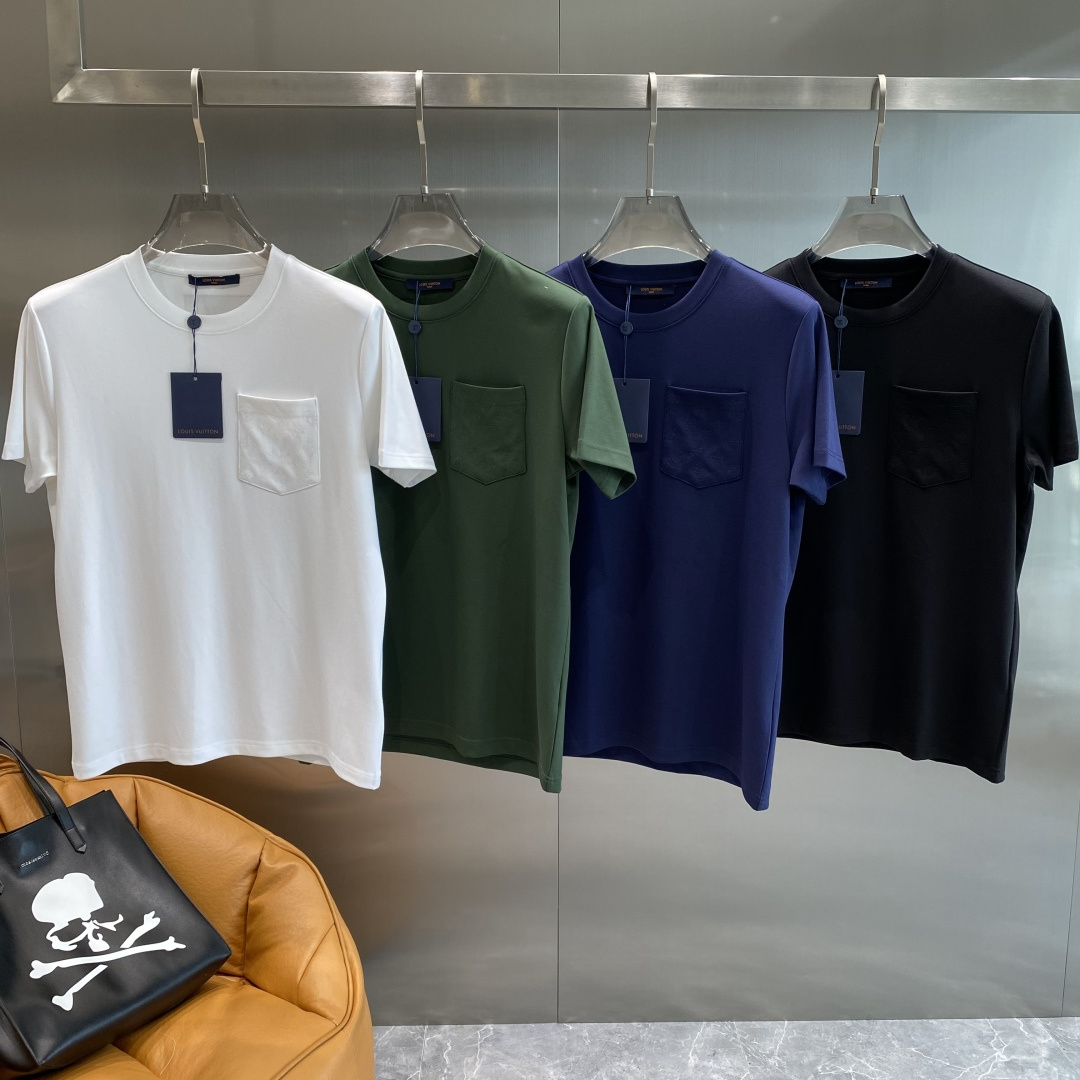 NO:506540,'Donkey Family' 2025's latest autumn and winter short-sleeved T-shirt, handsome and fashionable, top-grade patterned letter logo on the chest, simple and versatile style. Fabric cotton is not only crisp, maintains a fashionable silhouette, but also comfortable to wear, and the yarn is more delicate, and the next day, louis vuitton, louis vuitton, T-shirt,tees, t-shirt,alexander wang19860909《驴家》 2025最新款秋冬短袖T恤,帅气时尚,胸口顶级图案字母logo,简约百搭款.面料棉 不仅挺括,保持潮流的廓形,又穿着舒适,纱织更细腻,码数M-3XL 隔天,,louis vuitton,louis vuitton,T-shirt,tees，t-shirt,alexander wang,Men's clothing