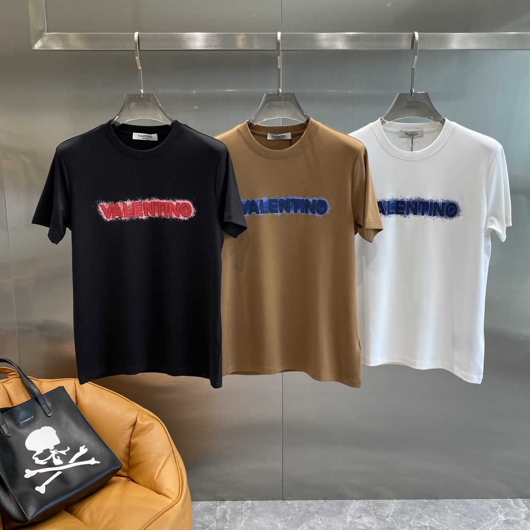 NO:506535,'Wallen Home' 2025's latest autumn and winter short-sleeved T-shirt, handsome and fashionable, top-grade printed pattern letter logo on the chest, simple and versatile style. Fabric cotton is not only crisp, maintains a fashionable silhouette, but also comfortable to wear, and the yarn is more delicate, and the next day, valentino, T-shirt,tees, t-shirt,alexander wang19860909《华伦家》 2025最新款秋冬短袖T恤,帅气时尚,胸口顶级印花图案字母logo,简约百搭款.面料棉 不仅挺括,保持潮流的廓形,又穿着舒适,纱织更细腻,码数M-3XL 隔天,,valentino,T-shirt,tees，t-shirt,alexander wang,Men's clothing